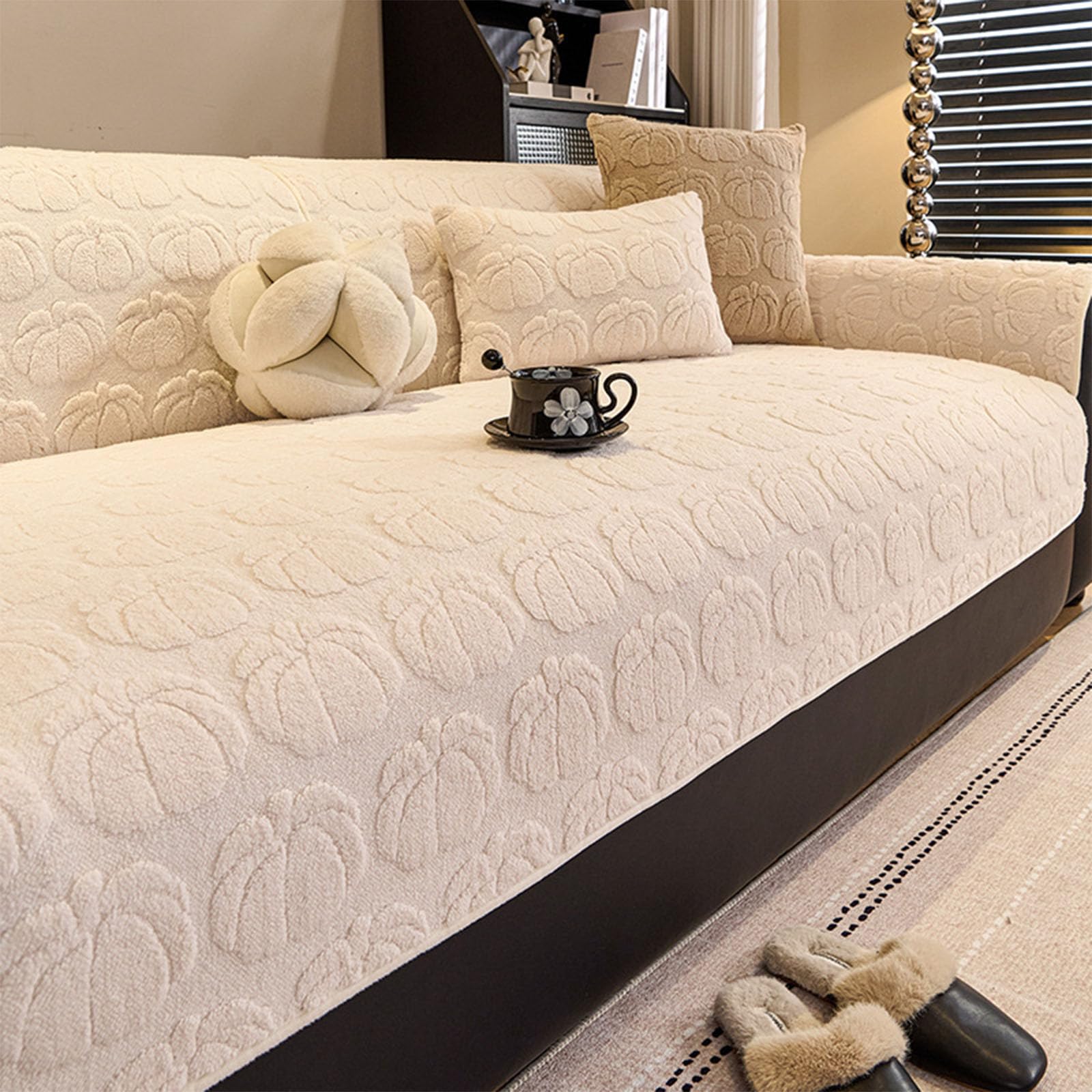Housse de canapé beige motif citrouille pour protéger le salon des chiens