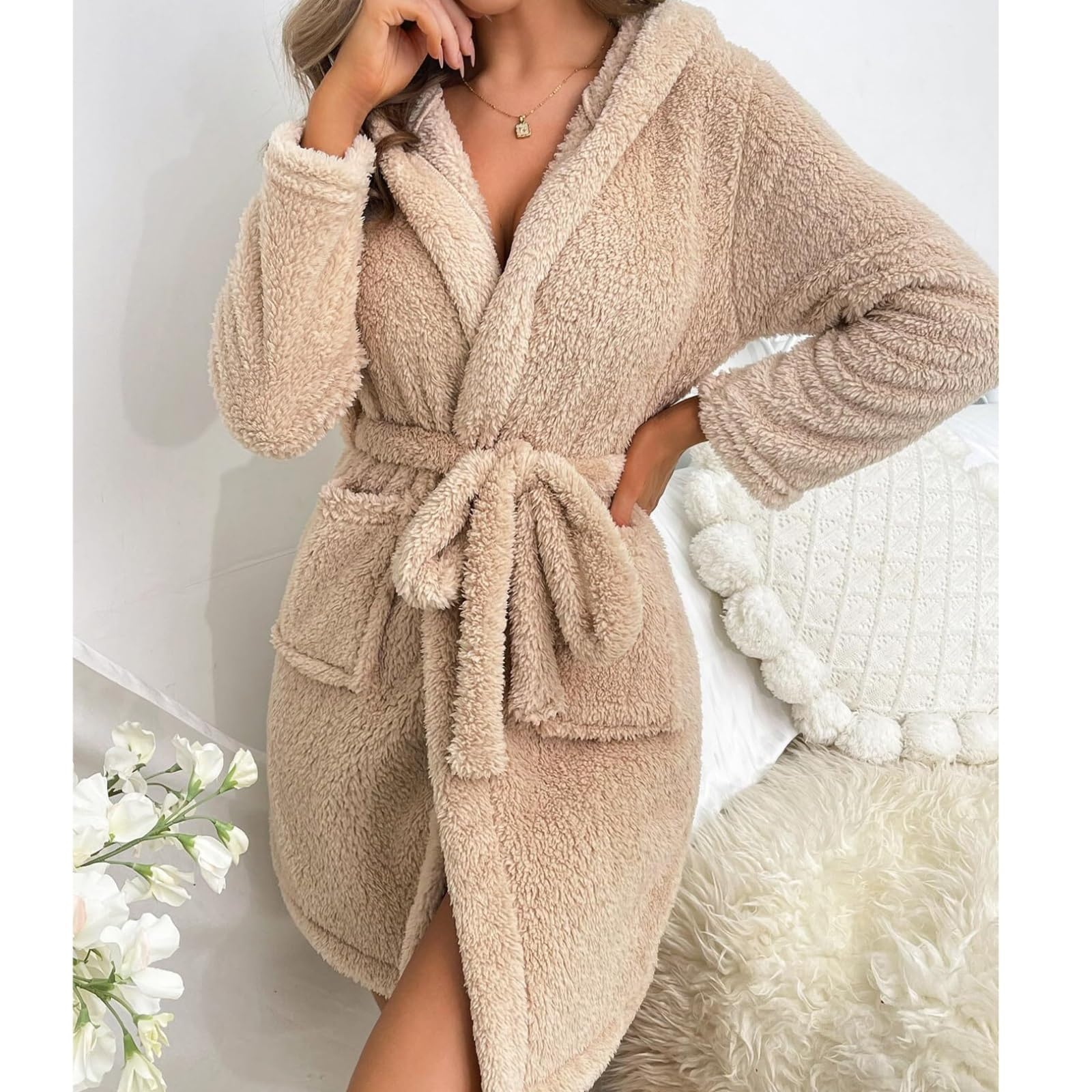 Accappatoio da donna di media lunghezza, kimono felpato con cintura, cappuccio e tasche