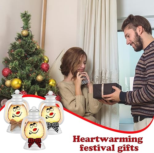 Vista 18 de ROCEEI 12 mini linternas de muñeco de nieve de Navidad decorativas con velas LED parpadeantes, lazo a cuadros, pequeño centro de mesa portátil