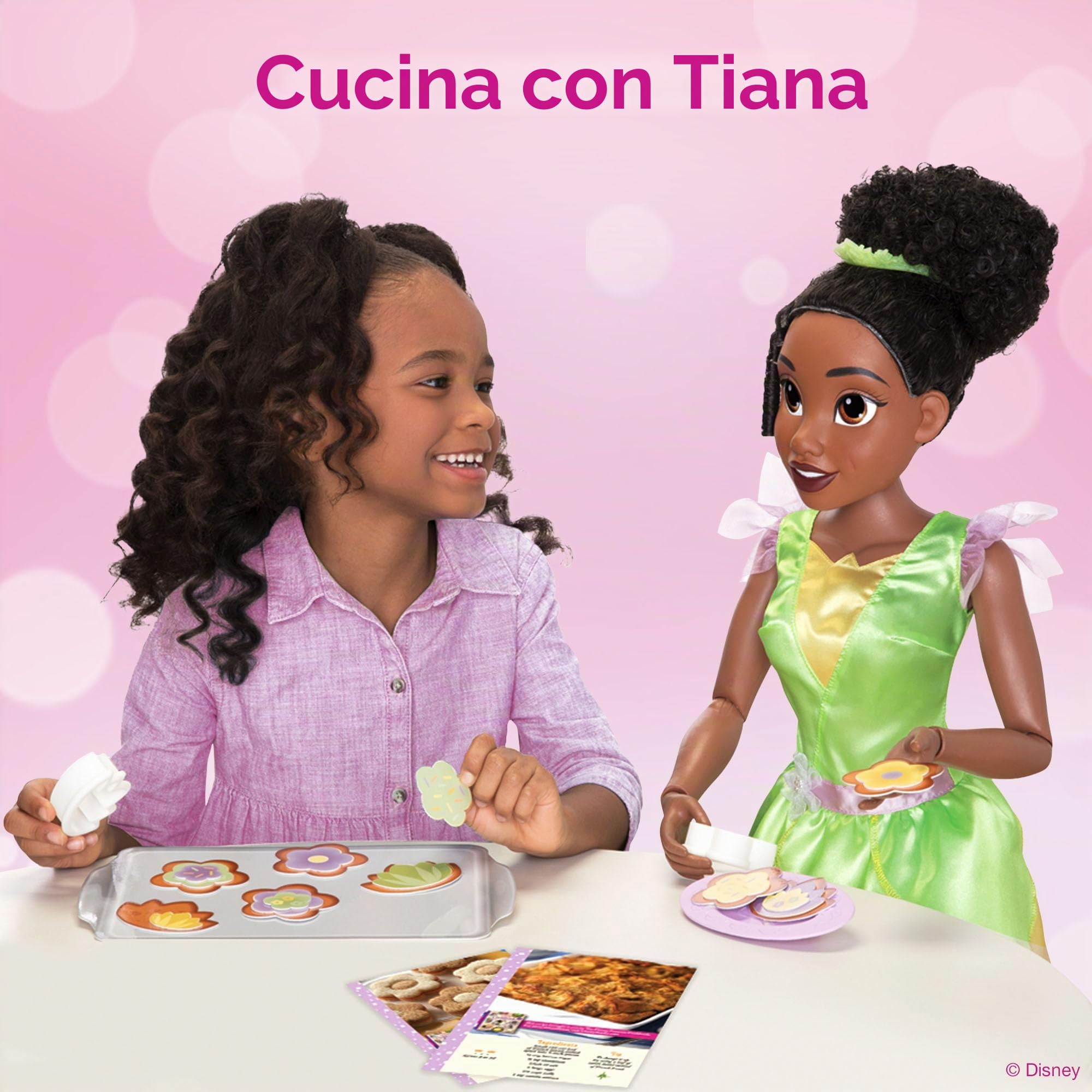 Disney Princess bambola Playdate alta 80 cm di Tiana articolata con accessori. La tua nuova amica alta come te, con cui vivere splendide avventure! Dai 3 anni in su.