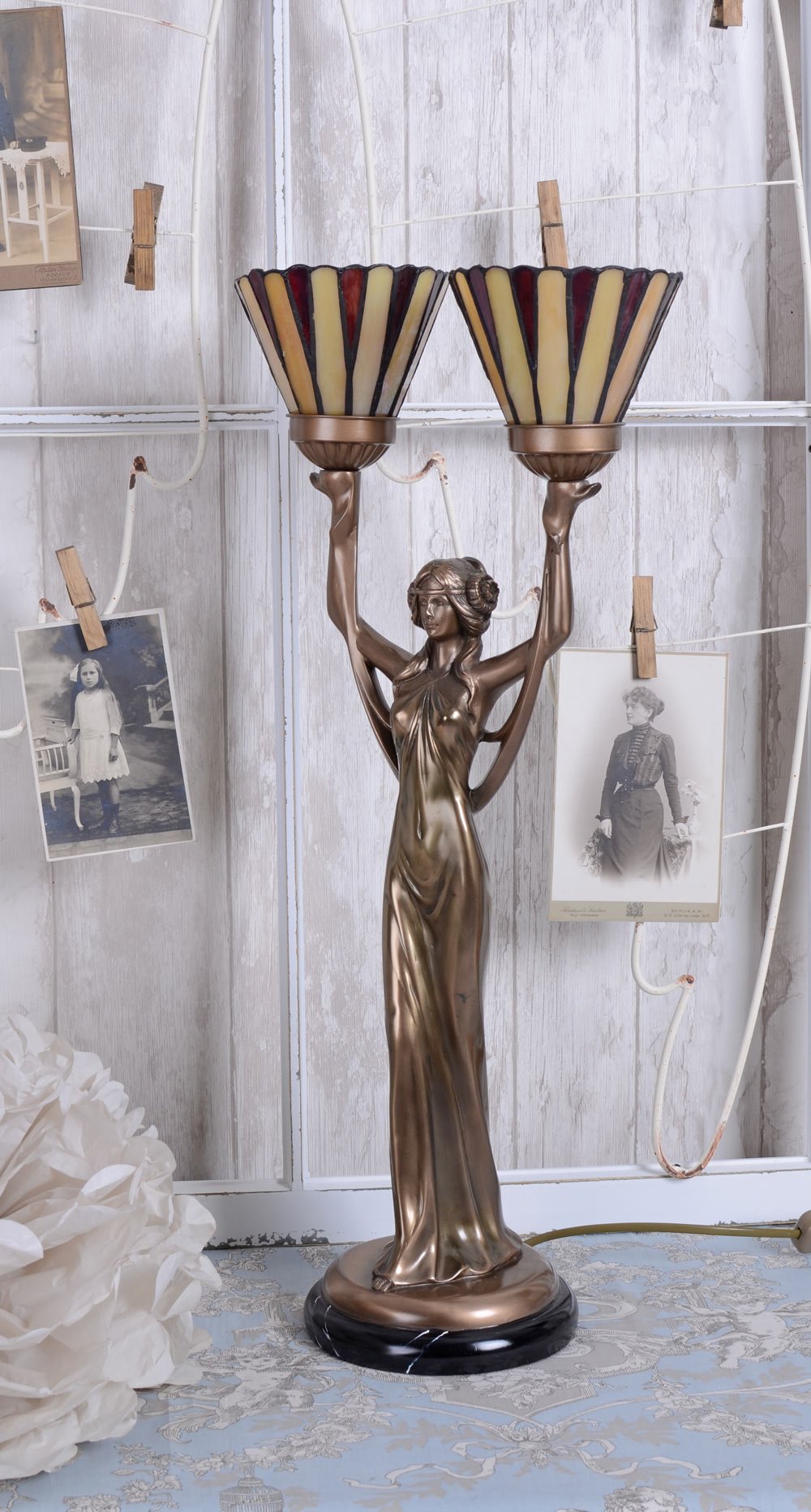 Art Déco Tischleuchte „Villa Gatsby“ – Mit Frauenskulptur & Milchglaskugel, 56 Cm Hoch