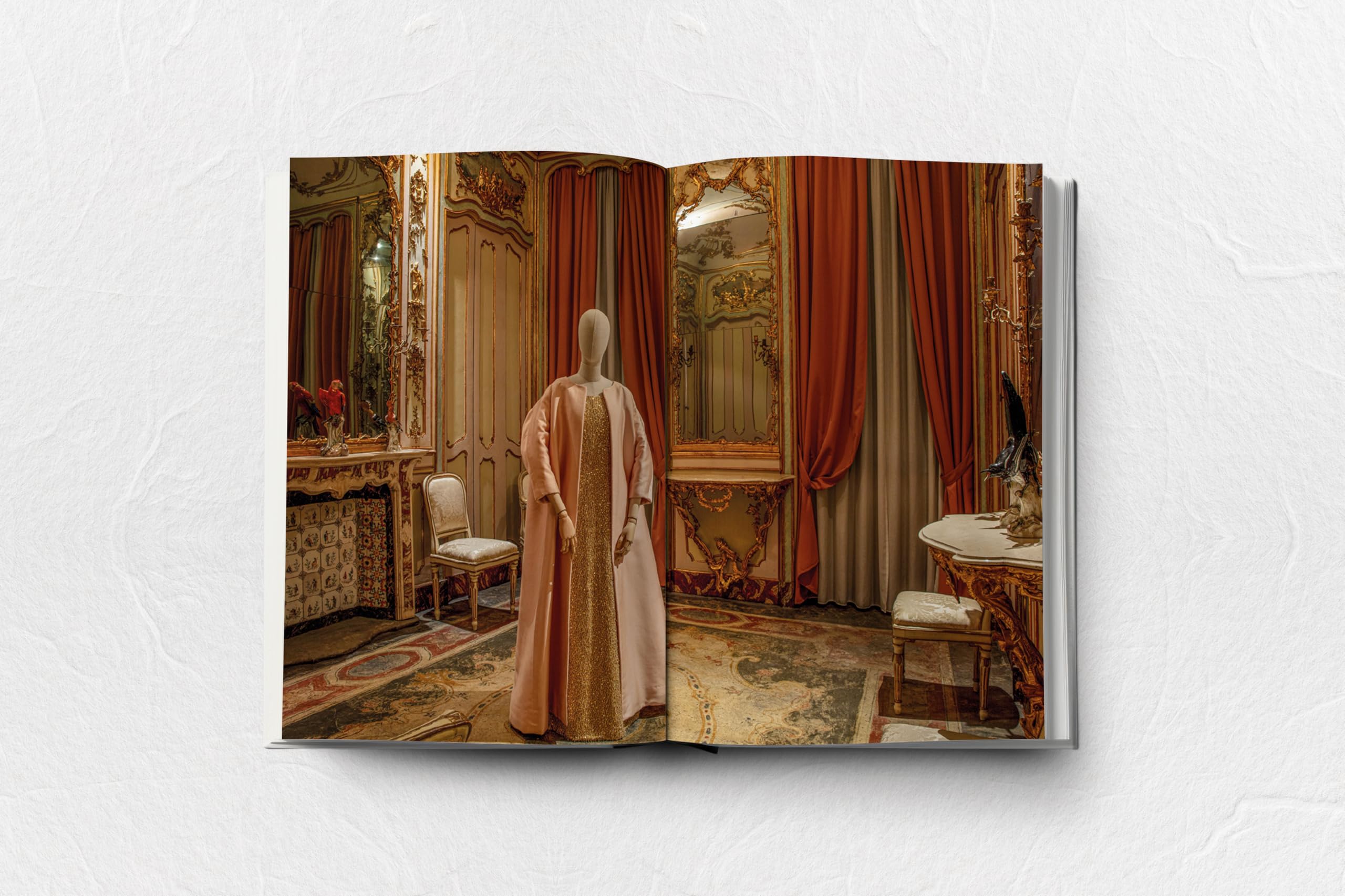 "Cristóbal Balenciaga | Shoes from Spain Tribute" - EL LIBRO
