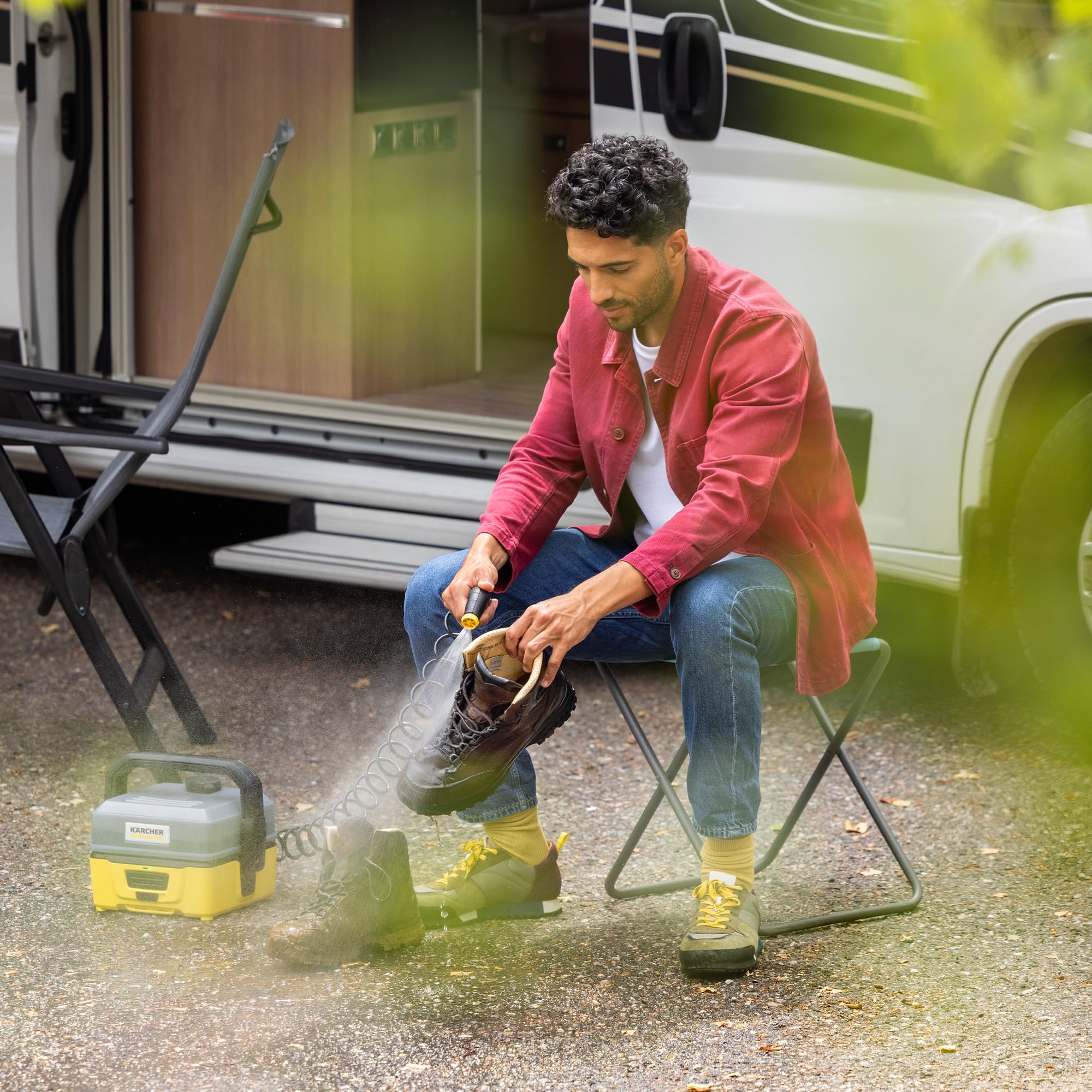 Kärcher Nettoyeur à Pression Mobile OC 3 + Kit Vélo, Débit : 2 L/h, Réservoir d'eau : 4 L, Tuyau : 2,8 m, Buse à Jet Plat, Brosse Universelle, Nettoyant, Bonnette Microfibres, Boîte de Rangement