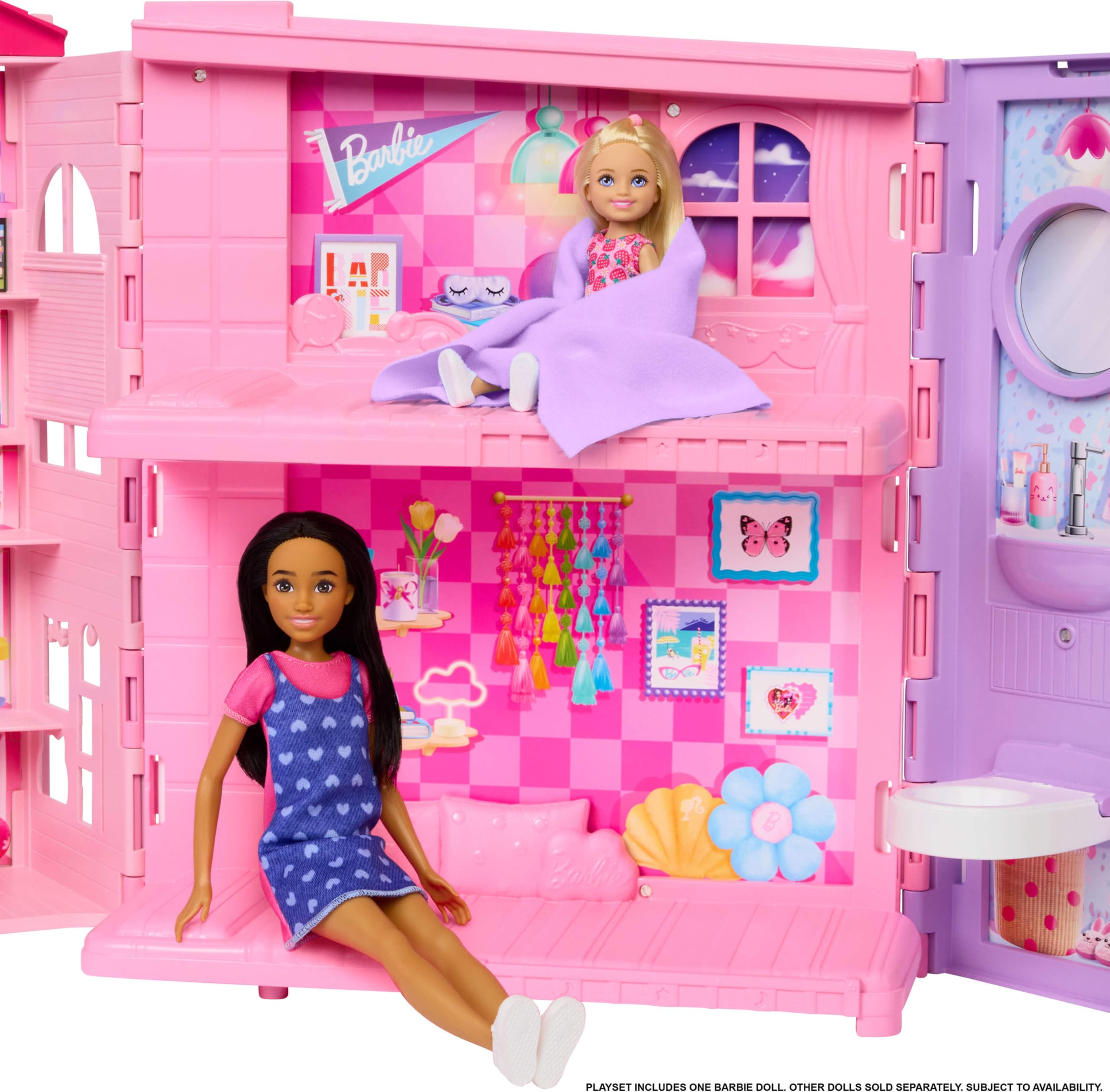 Barbie Domek na weekendowy wypad z lalką i akcesoriami | do „upieczenia” i figurka kotka, 4 obszary zabawy, łóżko piętrowe, zabawa z każdej strony, zabawka dla dzieci 3+, JMD28