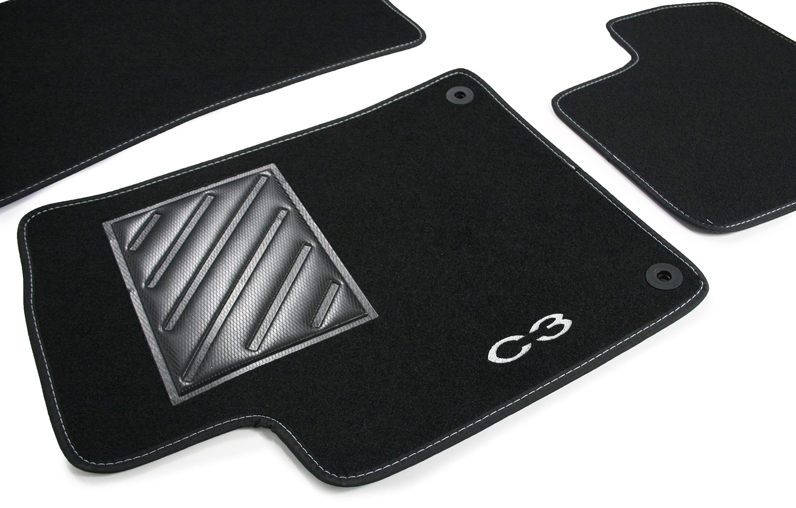 Tappetini compatibili per C3 serie 2 dal 2009 al 2016 con logo ricamato e battitacco (2 ricami) - Tappetini Auto - Dp Carpet - Nero - 4 pezzi - Moquette in Agugliato 100% Polipropene