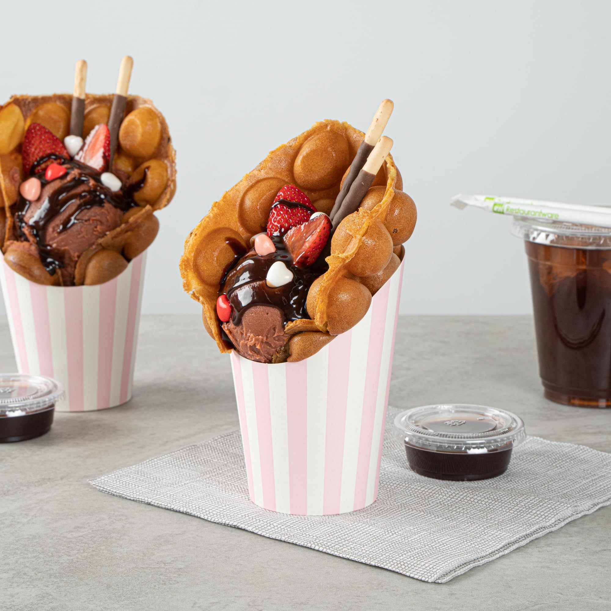 Restaurantware Bio Tek - Recipientes para patatas fritas de 12 onzas, 100 vasos desechables para charcutería, diseño inclinado, redondos, a rayas, para papas fritas o palomitas de maíz