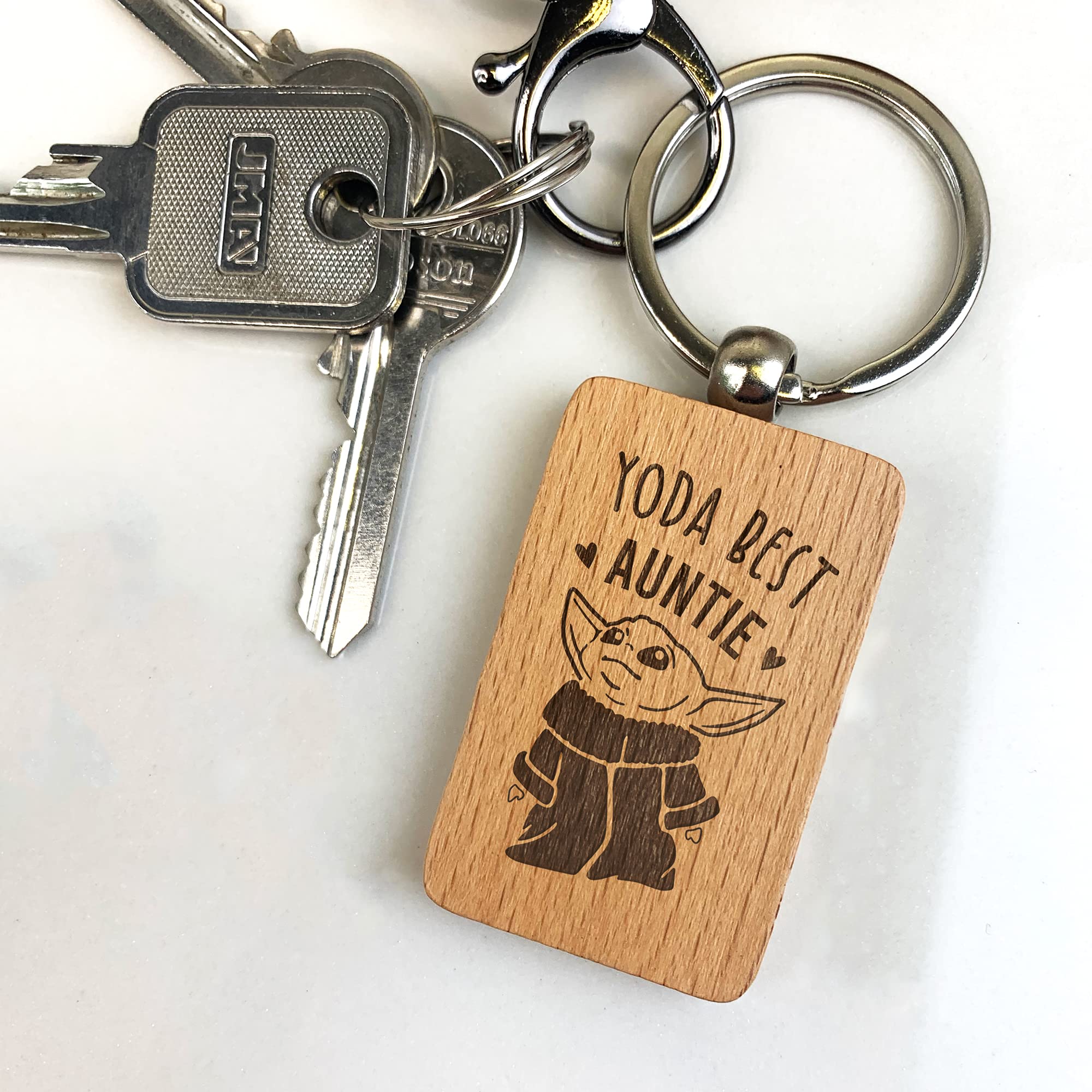 eBuyGB Personalised Wooden Rectangle Keyring, Star Wars Themed Engraved Baby Yoda Keychain, Funny Gifts for Aunt, Aunty (Yoda Best Auntie)