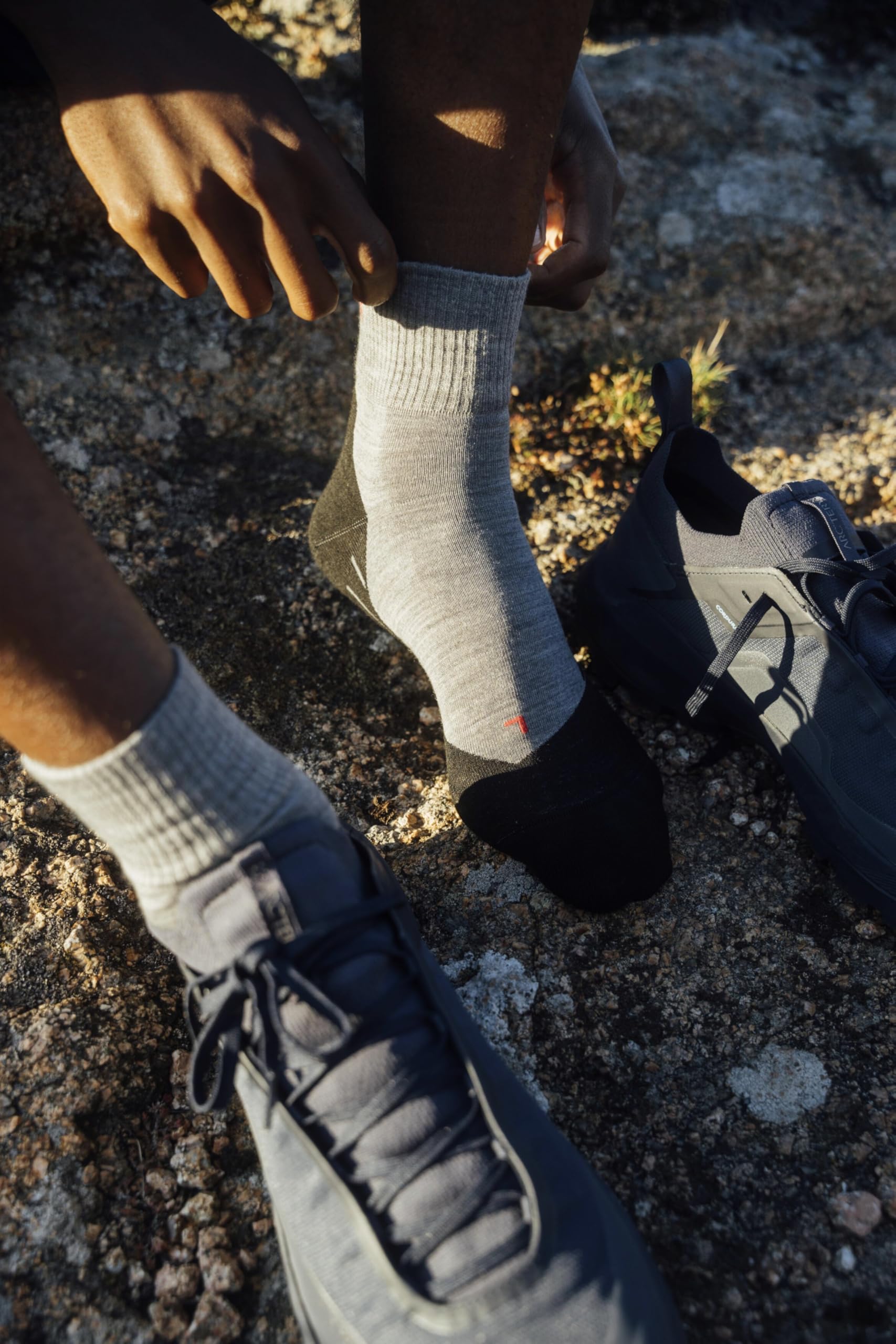 FALKE Herren TK5 Short Wandersocken atmungsaktive schnelltrocknende klimaregulierende geruchshemmende Wolle Funktionsmaterial leichte Polsterung antiblasen Trekkingsocken kurz dünn 1 Paar