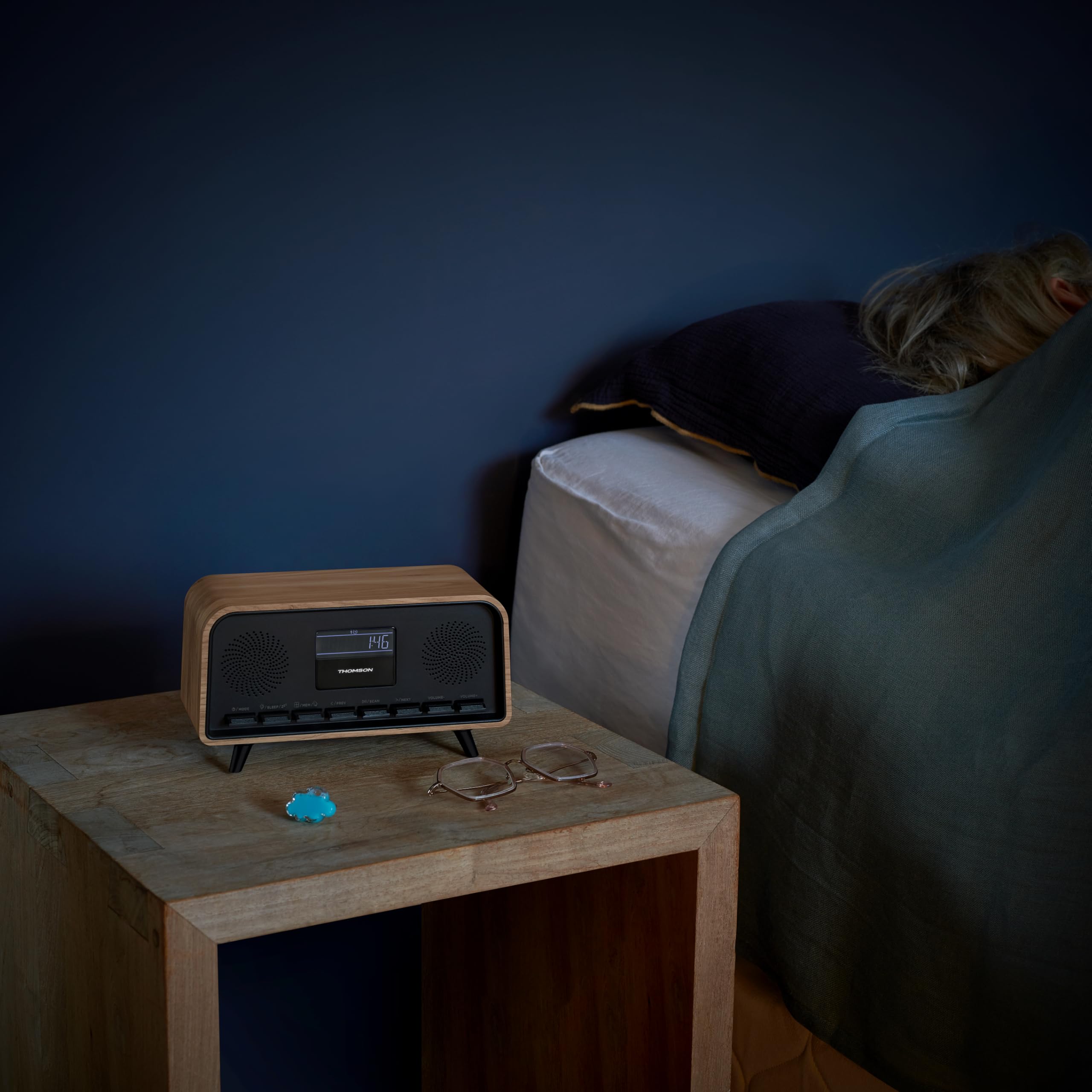 Radiosveglia Bluetooth - THOMSON - Vintage Cosy - 30 W, radio FM, doppia sveglia, schermo LCD, caricabatterie USB-C, alimentatore. 230V