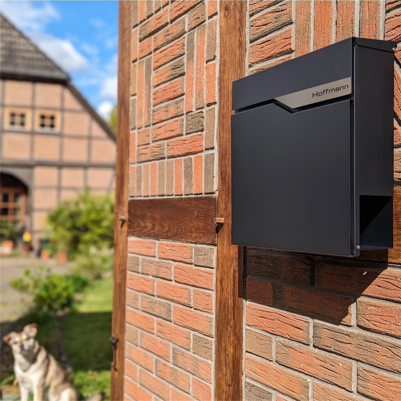 Metzler Briefkasten Anthrazit RAL 7016 wetterfest rostfrei für den Außenbereich – Wandbriefkasten mit Zeitungsfach personalisiert V2A Edelstahl Namensschild Gravur Hausnummer und Namen | Premium