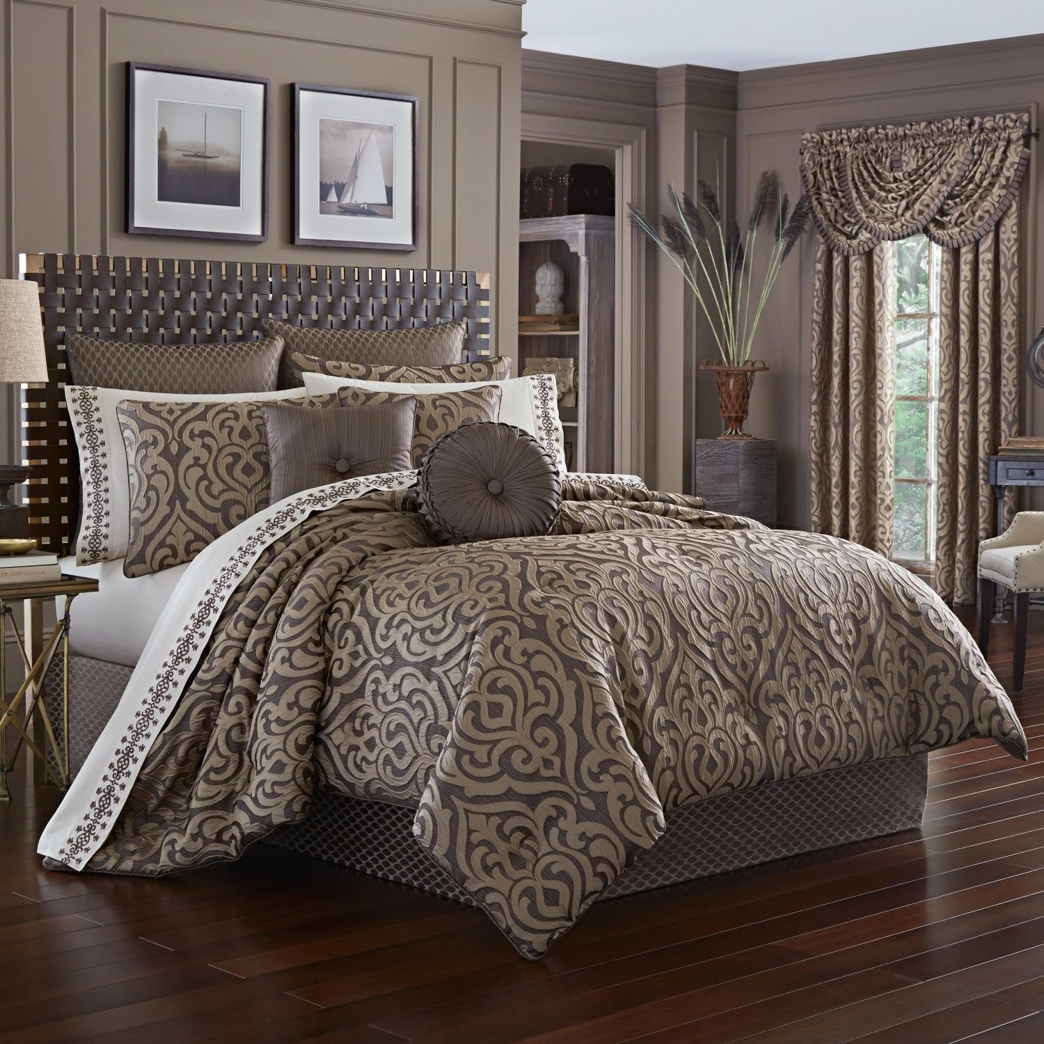 J. Queen New York Astoria 4 Piece Queen Comforter Set in Mink