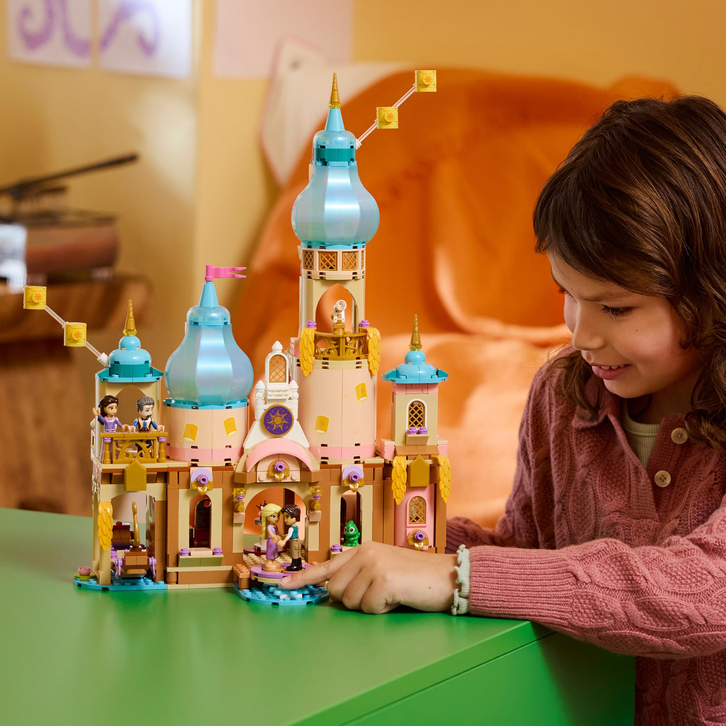 LEGO ǀ Disney Princess Zamek Roszpunki 43297 | Zamek z bajki i 6 postaci, zabawka dla 6-latki, prezent dla dziewczynki i chłopca, zestaw klocków dla dzieci, 676 elementów
