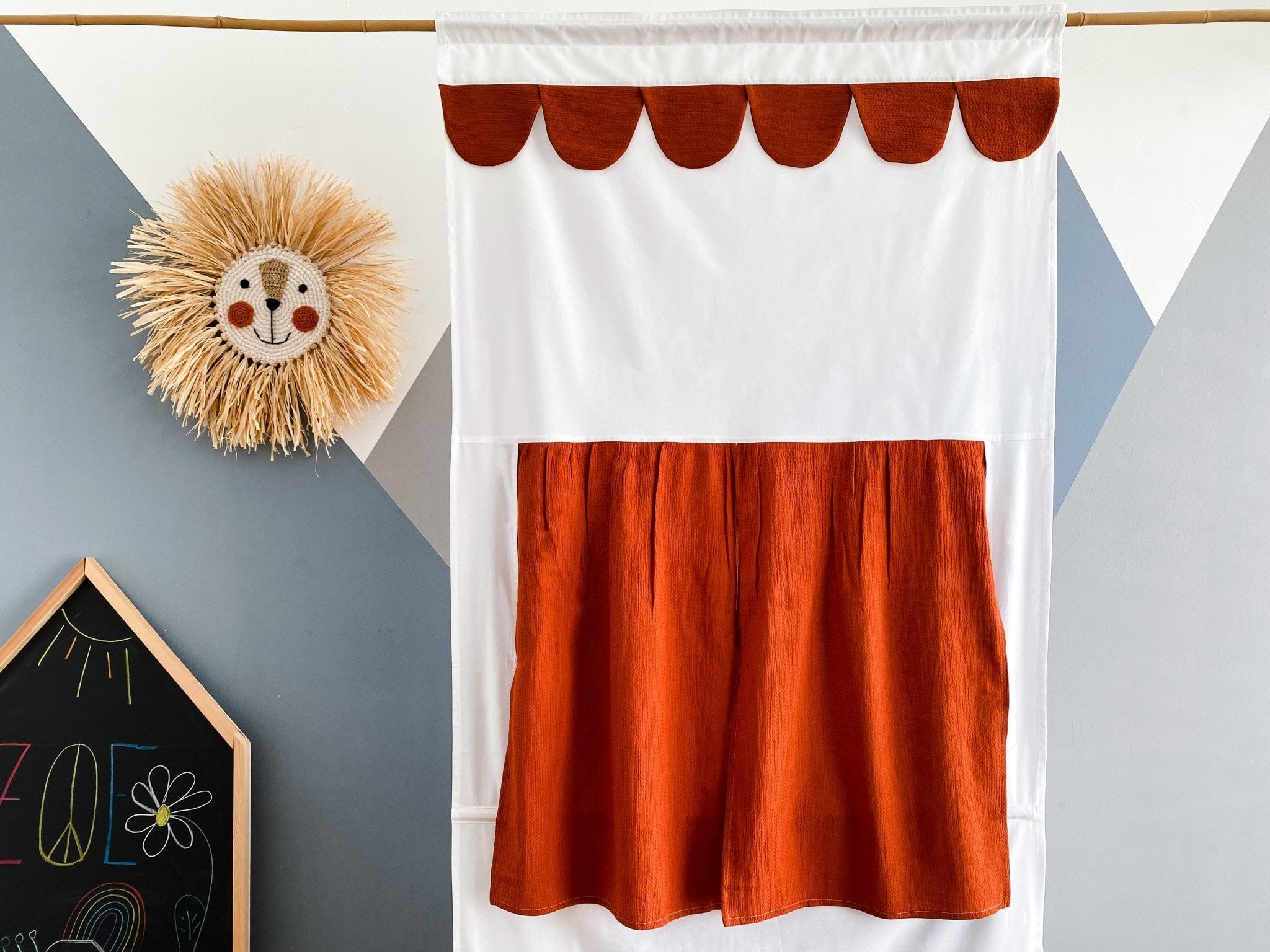 KraftKids Puppentheater Kasperletheater für Türrahmen, Wimpelgirlande und zurückbindbarer Vorhang, Doppelkrepp Herbstrot aus 100% Baumwolle, 90 × 200 cm, handgefertigt EU