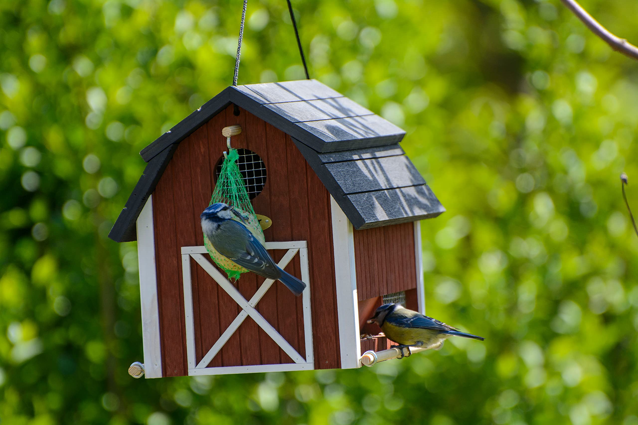 dobar® Green Label 98760FSCe Vogelfutterhaus Katthult hängend - Vogelhaus Massivholz - Futterstation Wildvögel - Vogelvilla zum Aufhängen - Futterspender Scheunen-Design - 31,5 x 22 x 24 cm - Rot