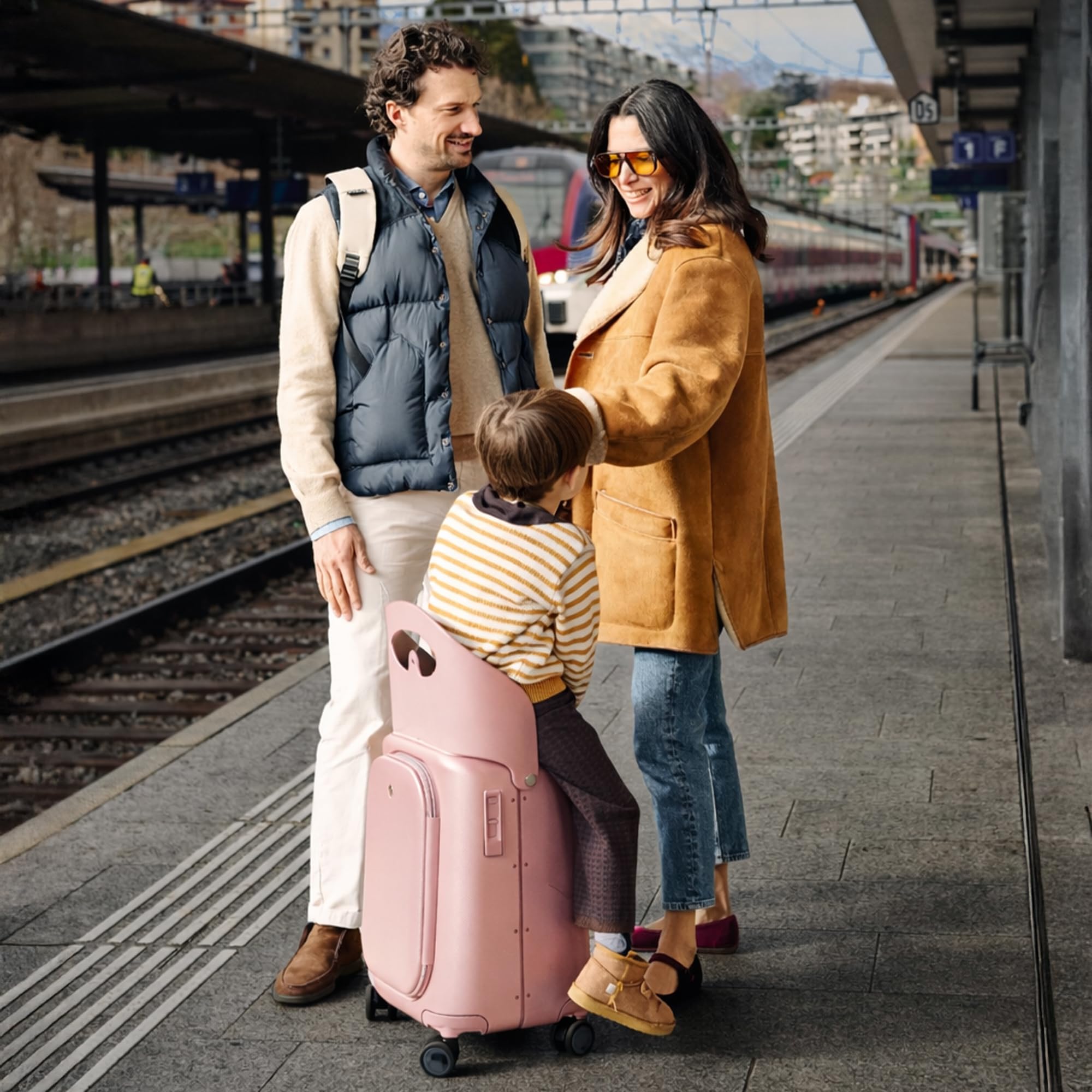 MiaMily Carry-On Plus Ride-On Koffer, Integrierter Sitz, Obenliegender Zugang, wasserdichte und Thermotasche, Radbremsen, TSA-Schloss, Dusty Pink