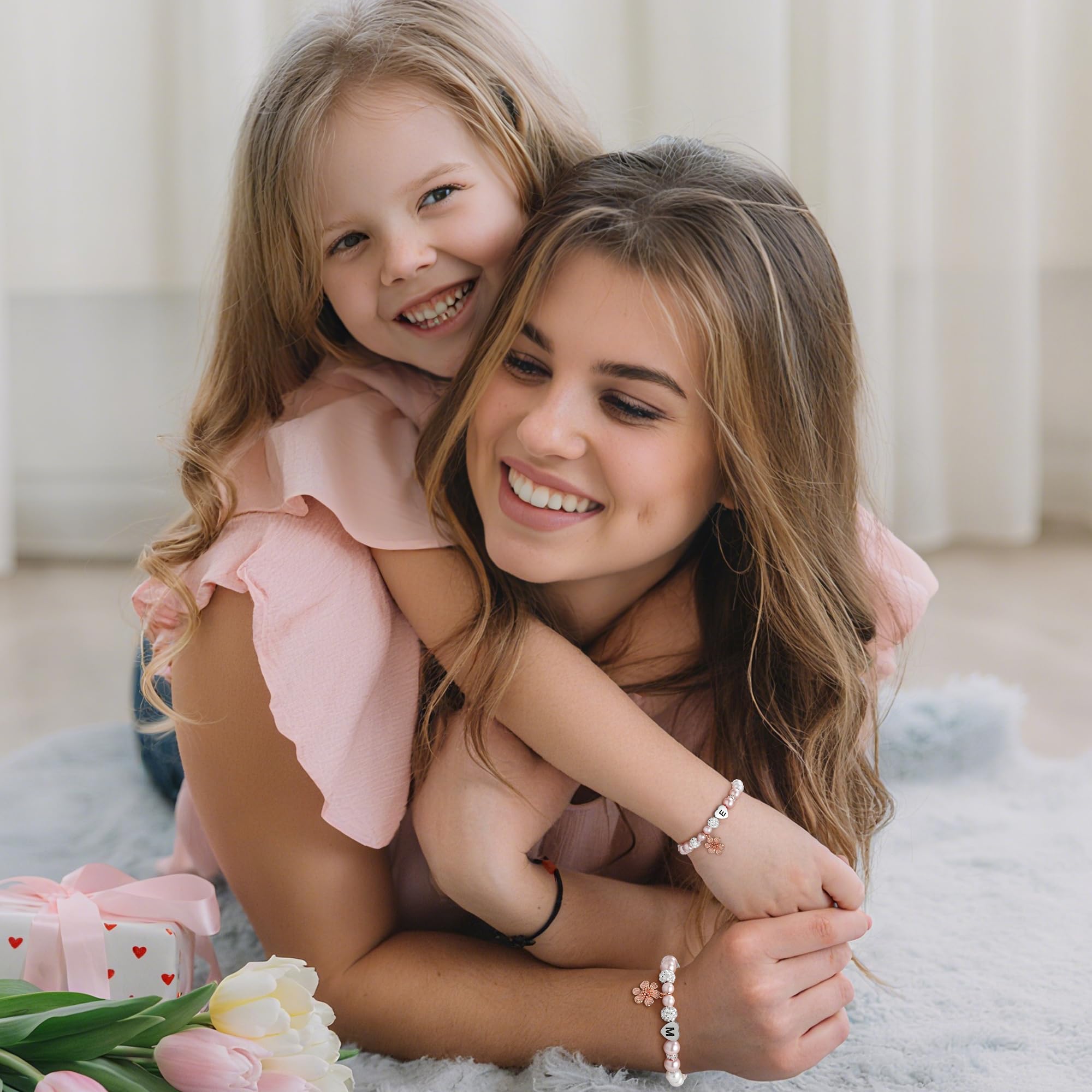 Turandoss Geschenke für Mädchen Kinder - Blumen Armband Kinder Rosa Perle und Strass Kugeln Herz Buchstaben Armband A-Z Blumen Schmuck Geburtstagsgeschenk Geschenke für Mädchen Tochter Enkelin