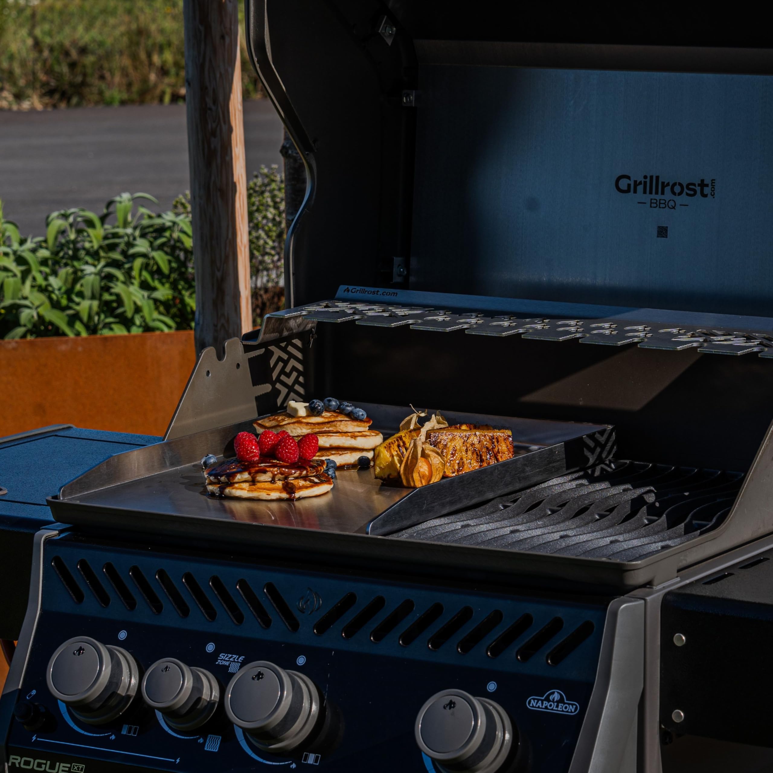 Grillrost.com Das Original Piastra Grill in Acciaio Inox | plancha 45x30cm - Adatta a Napoleon Rogue (con bruciatore Posteriore) | Massiccio 4mm