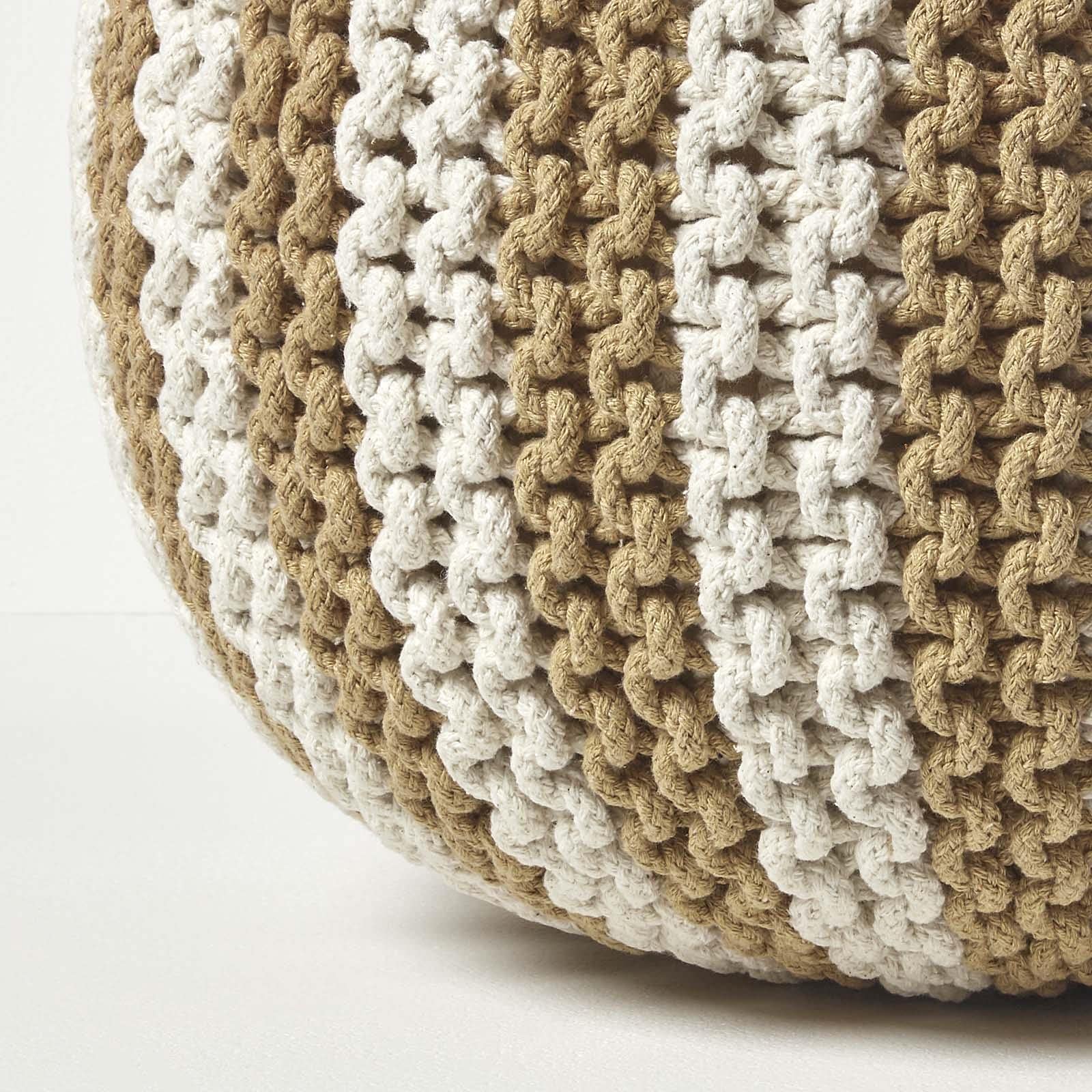 Homescapes Pouf, leinen-weiß gestreifter Strickpouf, rundes Bodenkissen 35 x 40 cm, dekorativer Fußhocker mit grob gestricktem Bezug aus 100% Baumwolle, Strickpuff/Strickhocker