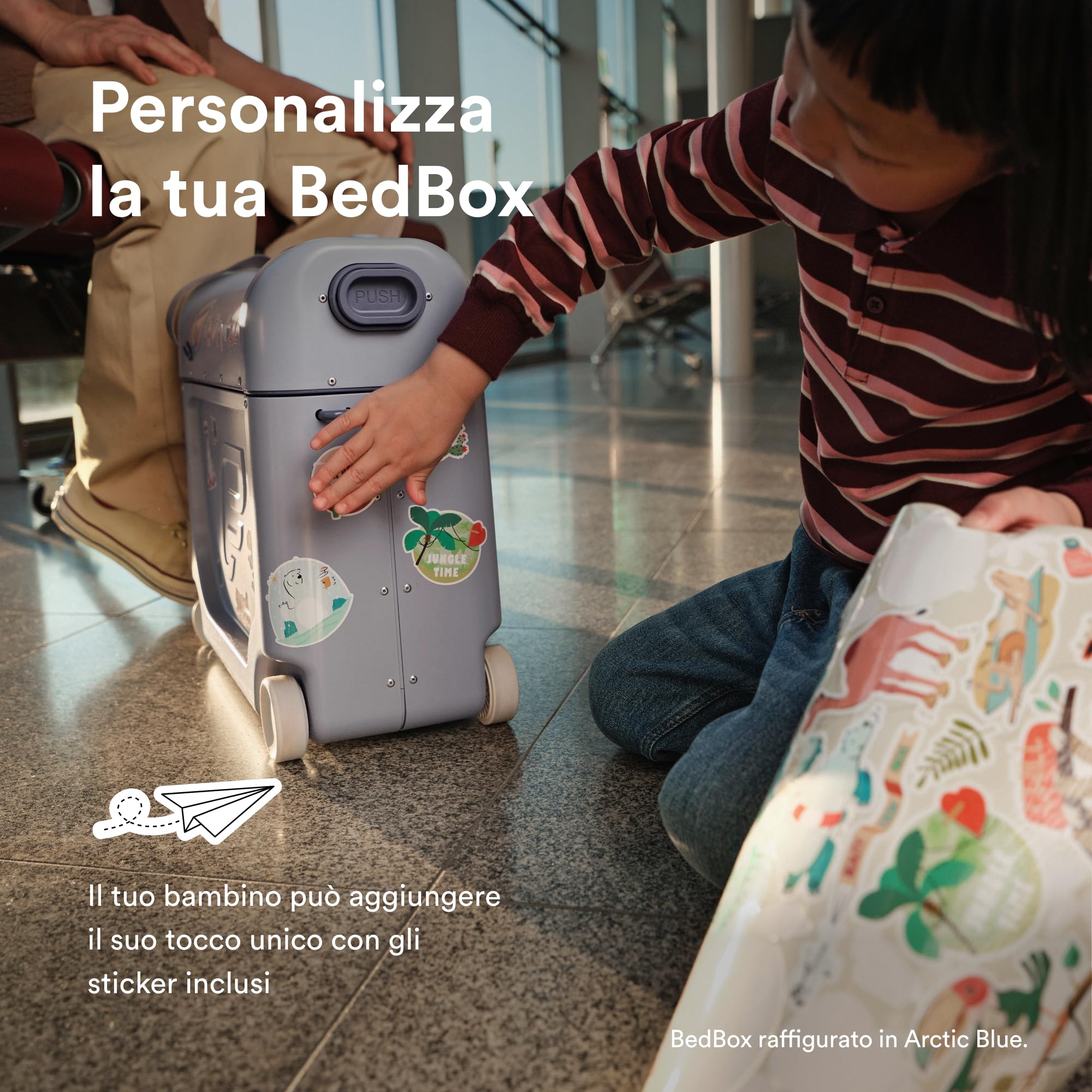 Stokke JetKids BedBox, Coral Pink - Valigia cavalcabile per bambini dai 2 ai 7 anni (fino a 35 kg) - Si trasforma in letto - Include materasso, adesivi decorativi e cinghia di trasporto regolabile