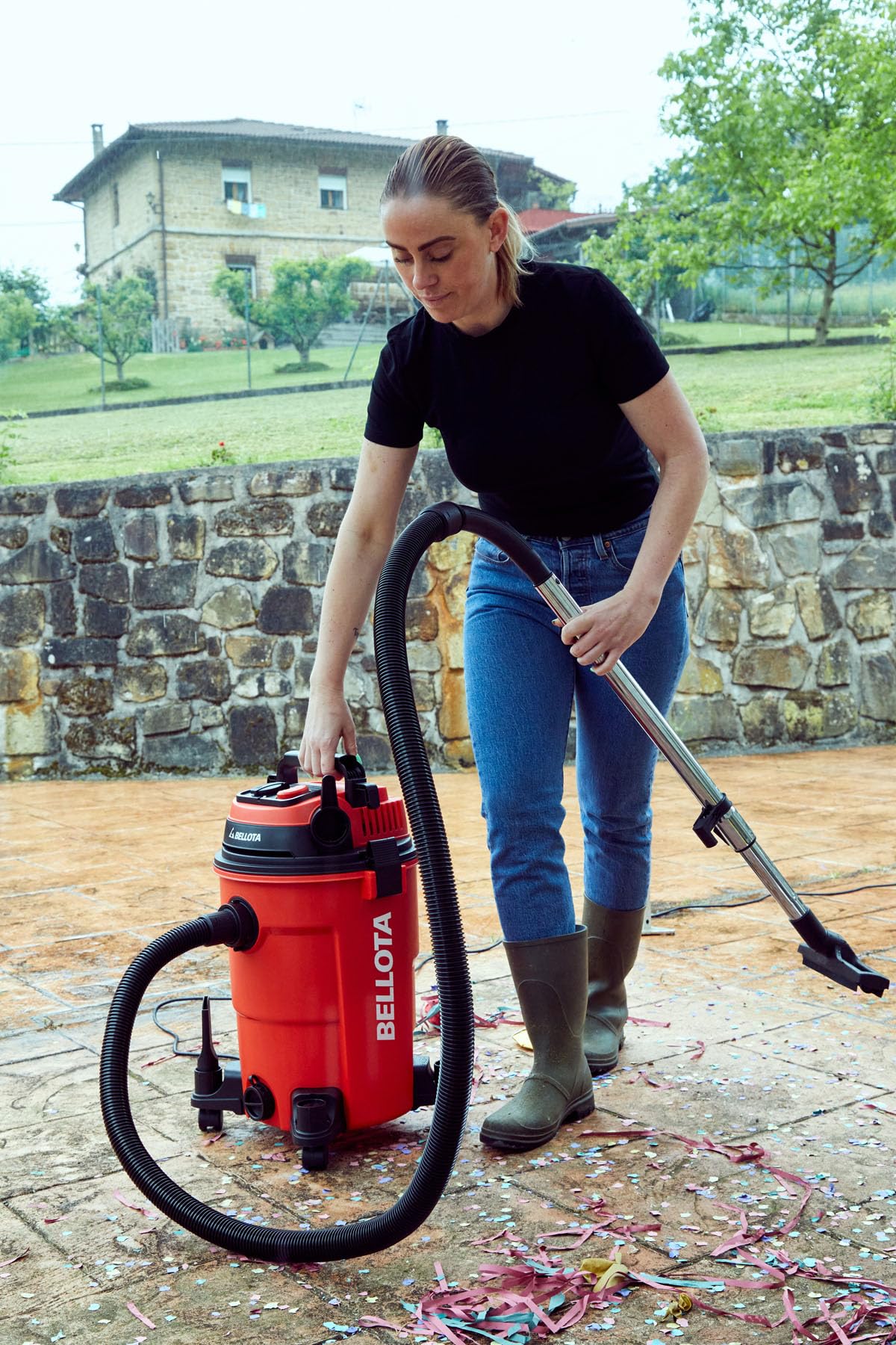 Bellota ASL2500SE - Aspirador con cable para aspirar restos líquidos y sólidos sincronizado, 25L, 2KW, Manguera (32mm Ø) de 2 metros, Tubo extensible metálico (440mm), enchufe sincronizado, con ruedas