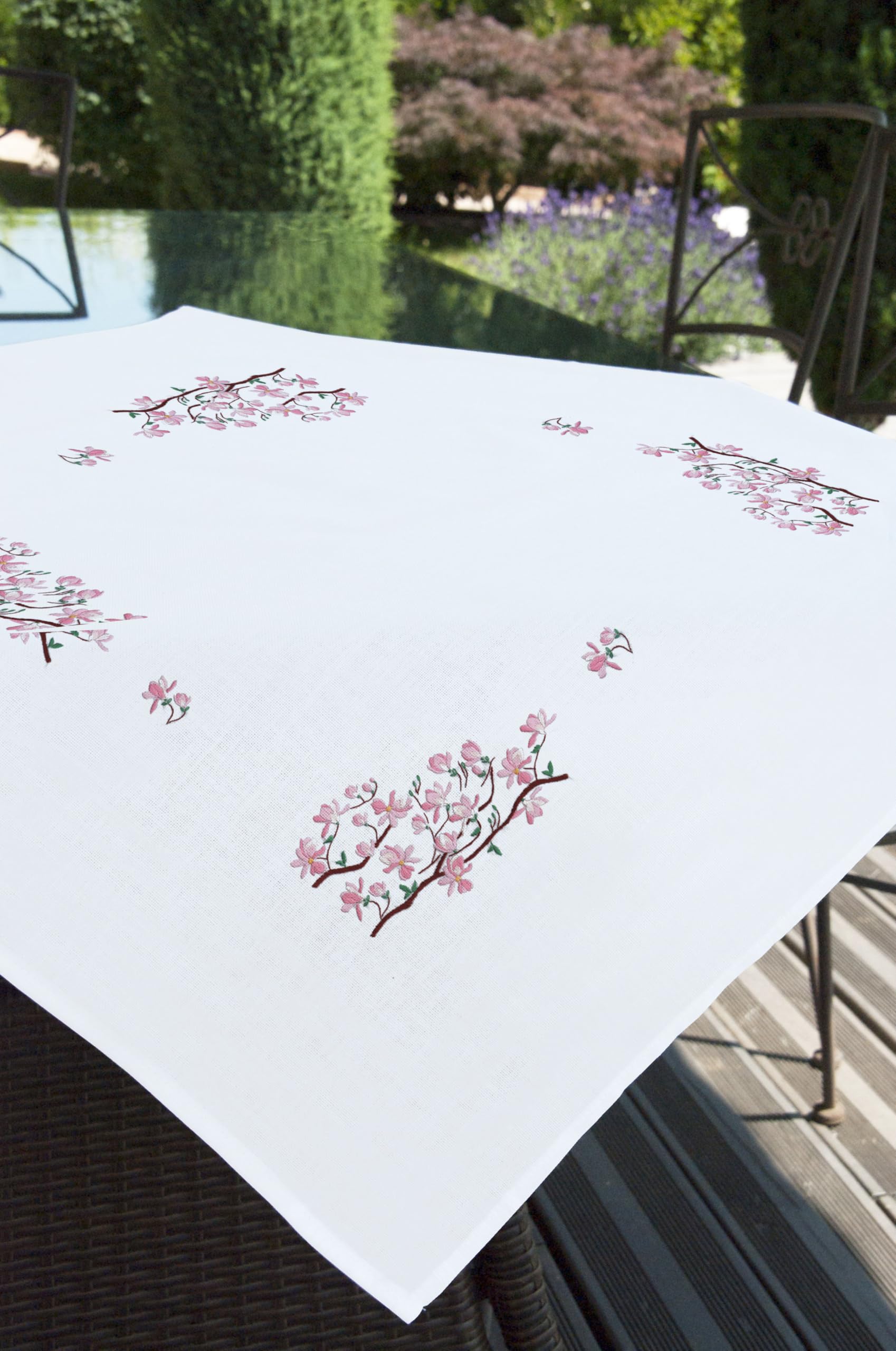 Surnappe Brodelia 80x80 protège votre nappe des taches de vin et illumine la table