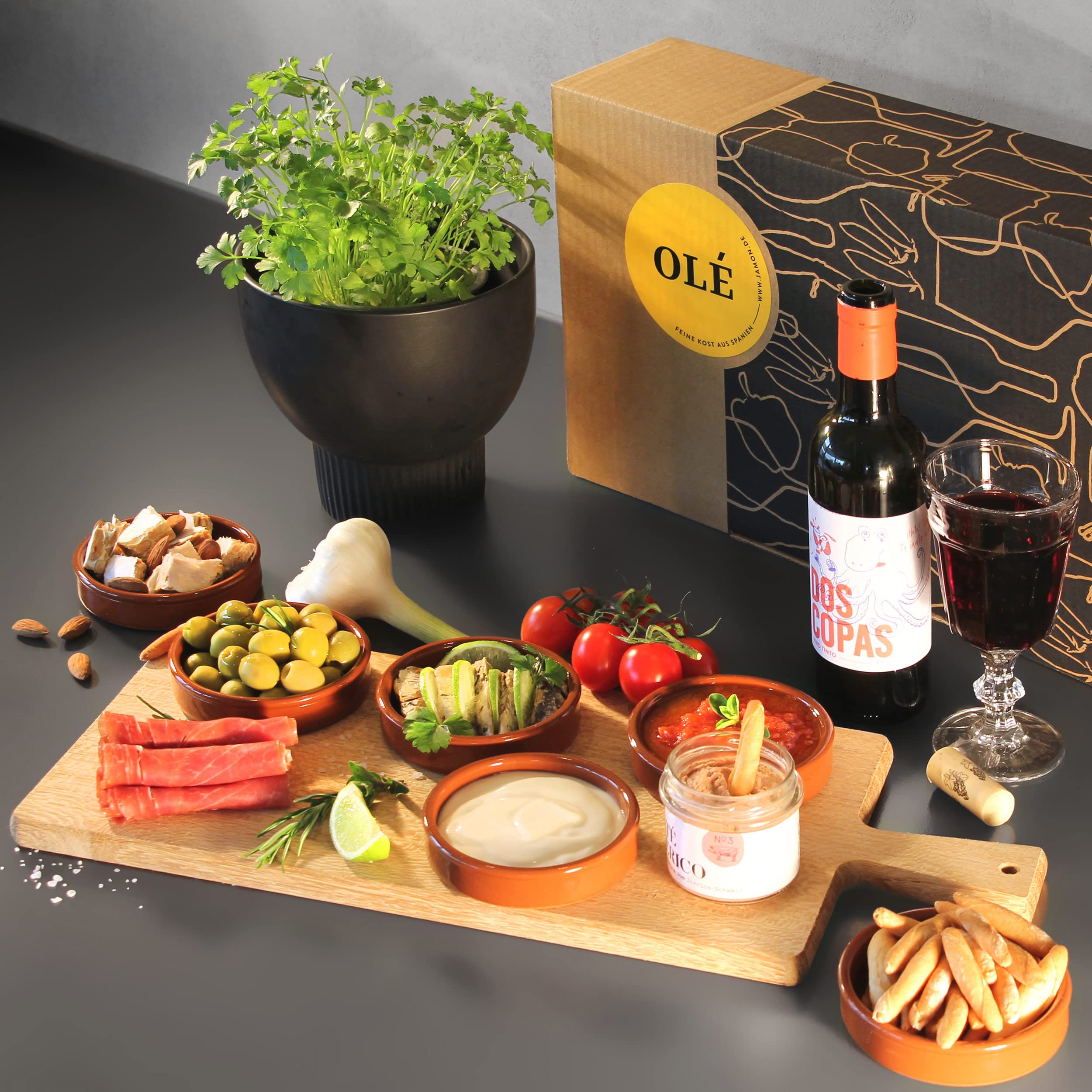 Geschenkbox Olé gefüllt mit spanischen Delikatessen Serrano-Schinken Tapas-Klassiker Rotwein