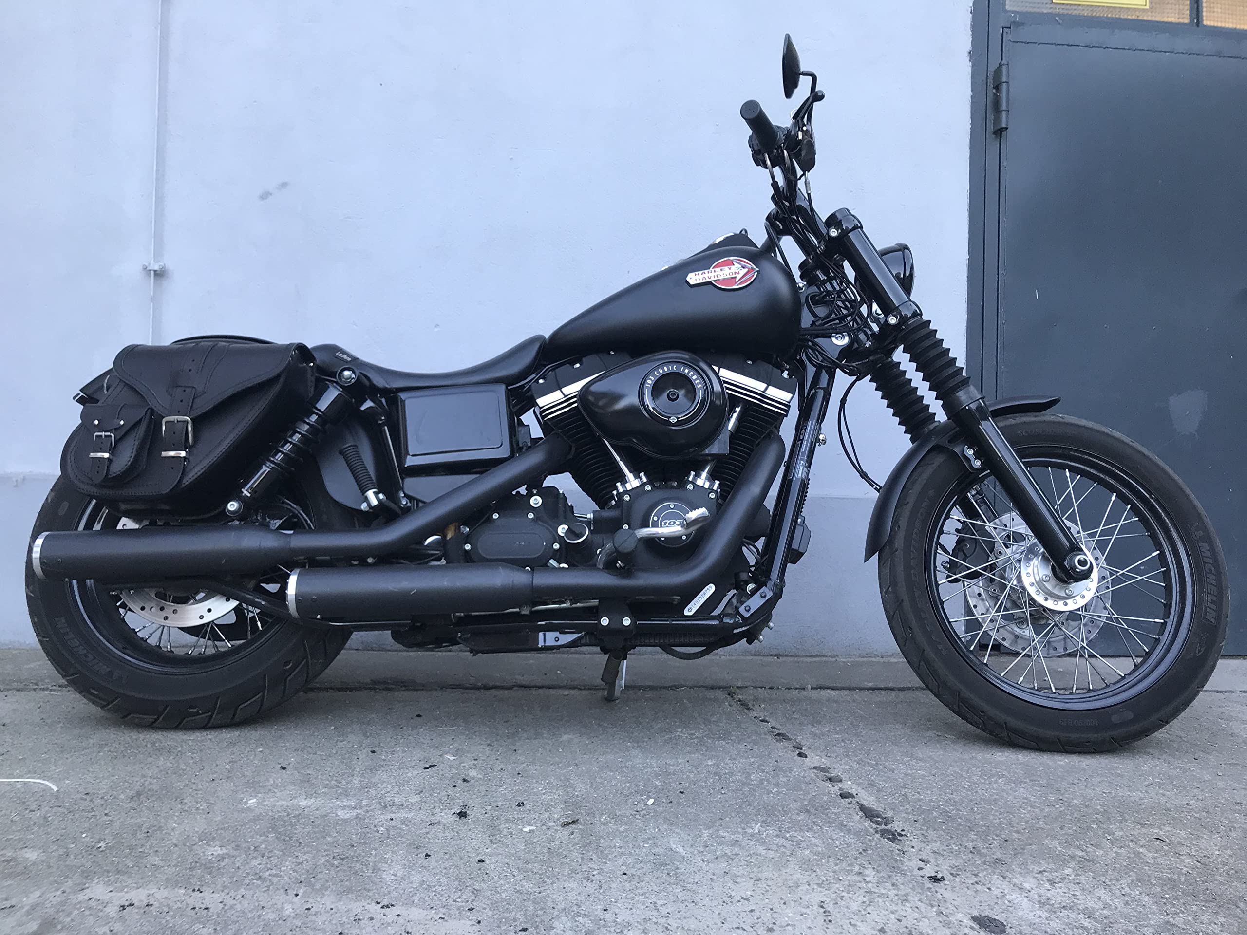Borsa oscillante Dynamite nera destra compatibile con Harley Davidson Dyna Super Glide Fat Bob Street Bob Low Rider Sportster Borsa posteriore custodia in pelle