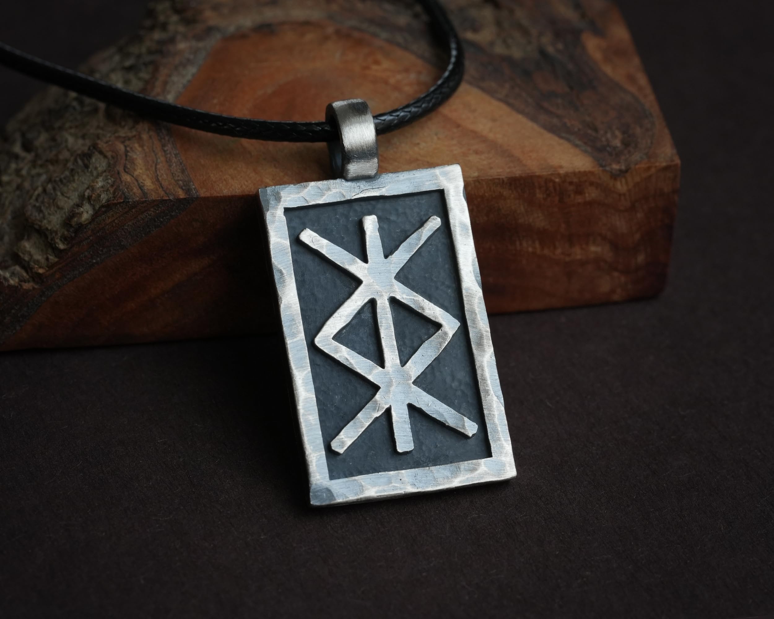Baldur Jewelry Bindrunen-Kette mit Futhark-Anhänger aus Messing | Gravierte Bindrune mit gehämmerter Antikstruktur und verstellbarem Band, inspiriert vom Älteren Futhark.