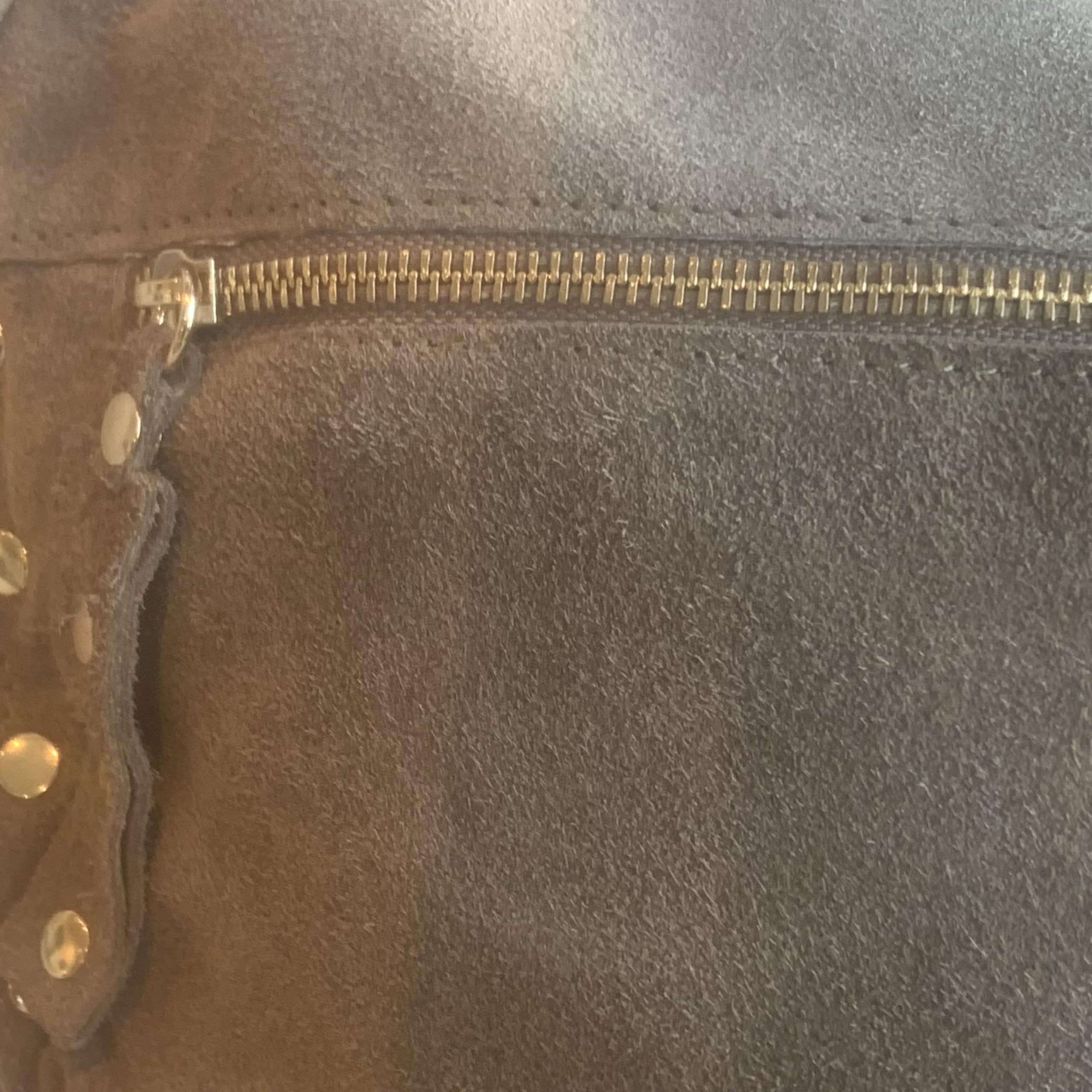 Umhängetasche aus italienischem Wildleder mit Nieten an den Seiten; verstellbarer und austauschbarer Schultergurt; Reißverschluss; innen gefüttert mit integrierter Tasche; Gesäßtasche.