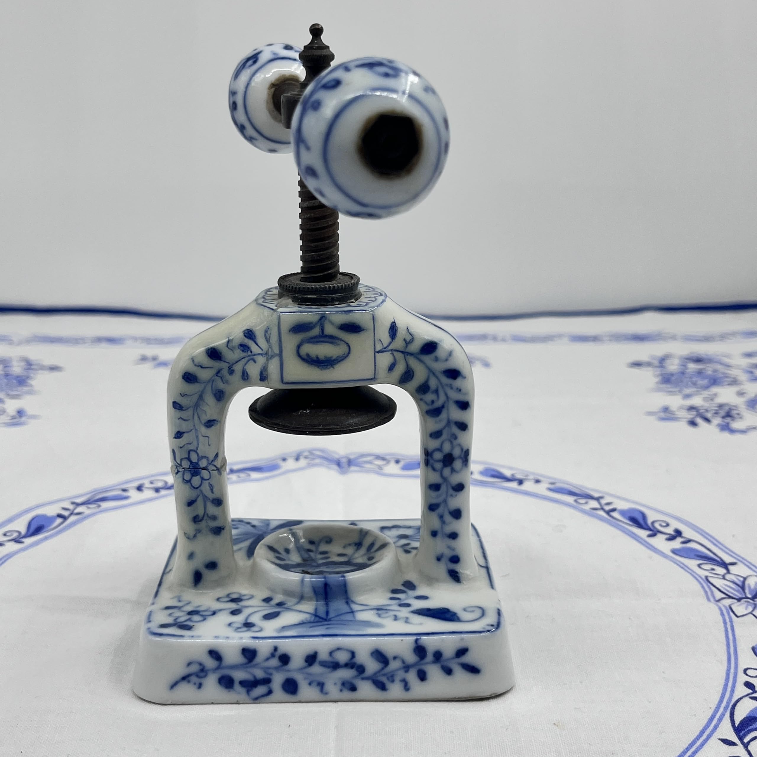 Casse-noisette mécanique antique en porcelaine Motif oignon en fer