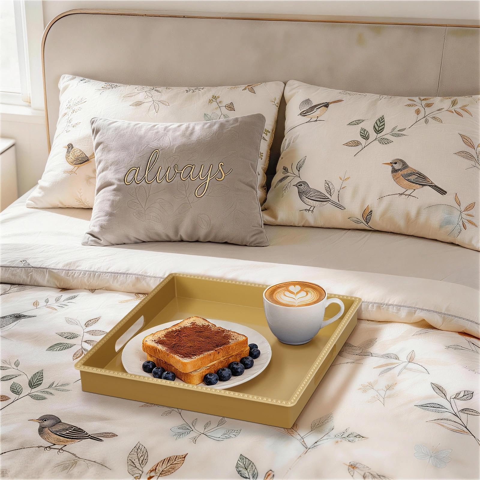 MAONAME Bandeja dorada para servir con asas, bandeja decorativa con cuentas, bandejas cuadradas de mesa de café, bandejas otomanas de plástico para sala de estar, decoración de baño, 12 x 12 x 1.4