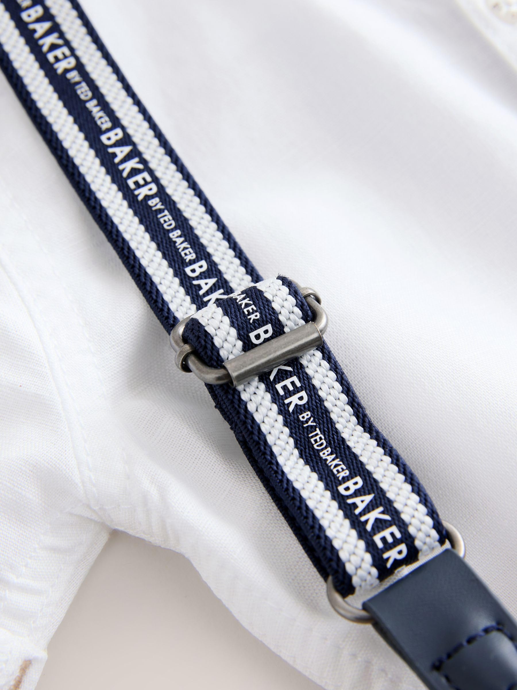 Jungen Hemd, Hose und Hosenträger im Set