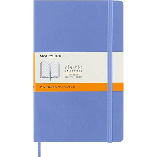 Moleskine - Cuaderno Clásico Con Hojas De Rayas, Tapa Blanda Y Cierre Con Goma Elástica, Tamaño Grande 13 X 21 Cm, Color Azul Hortensia, 240 Páginas