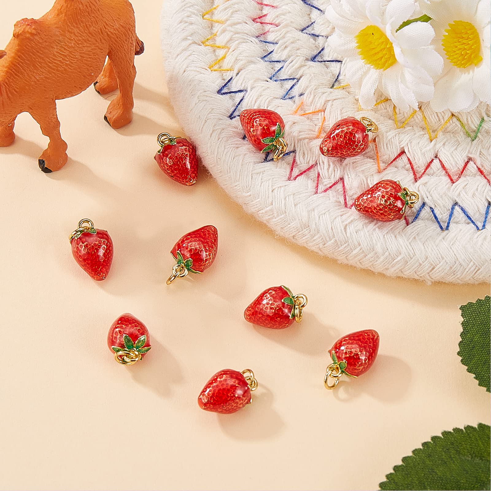 KitBeads Erdbeer-Anhänger aus Titan, Rot, Emaille, niedliche Lebensmittel, 3D-Obst-Anhänger, Sommer, 18 Karat vergoldet, für Schmuckherstellung, 5 Stück