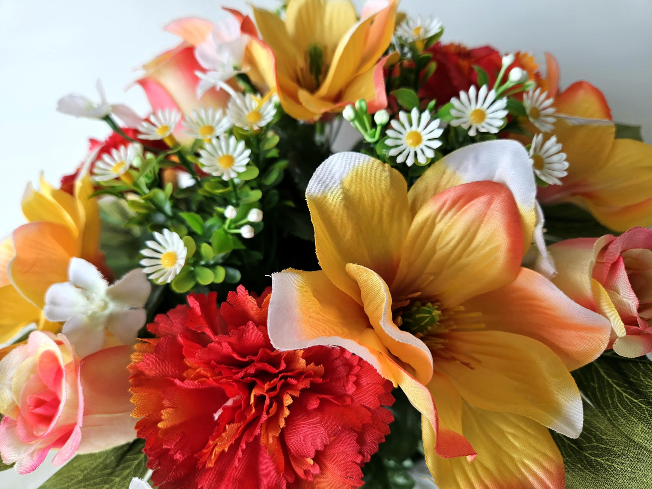 Composition de Fleurs Artificielles Lesté Ciment pour Une Parfaite Tenue à L' Extérieur Vu Son Poids et Son Pot en Forme de Charlotte. Réalisé par nos Soins, Fleurs de Qualité.
