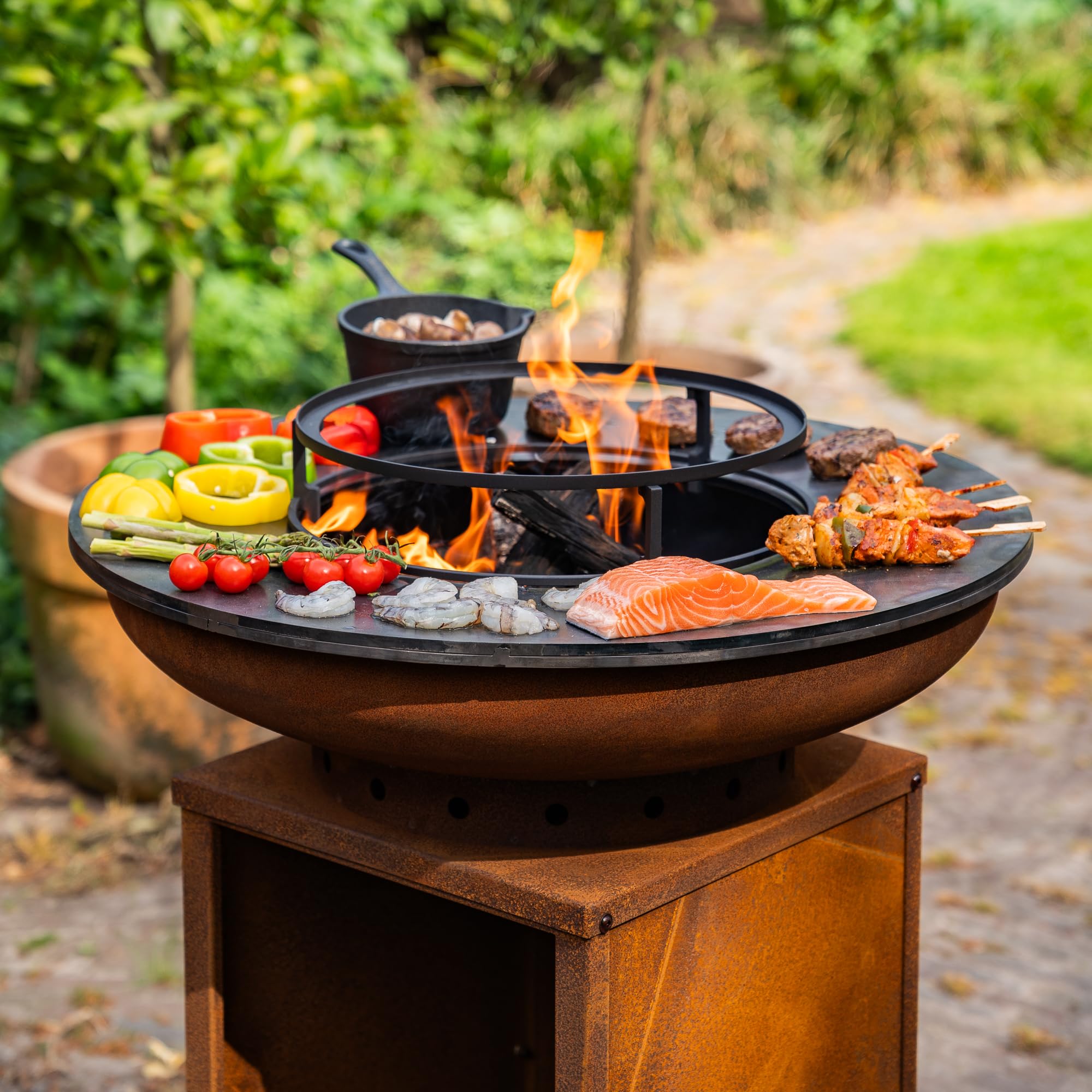 Barbecue Plancha Camarada in acciaio Corten 2.0, con attizzatoio in legno e contenitore in legno, diametro: 70 cm