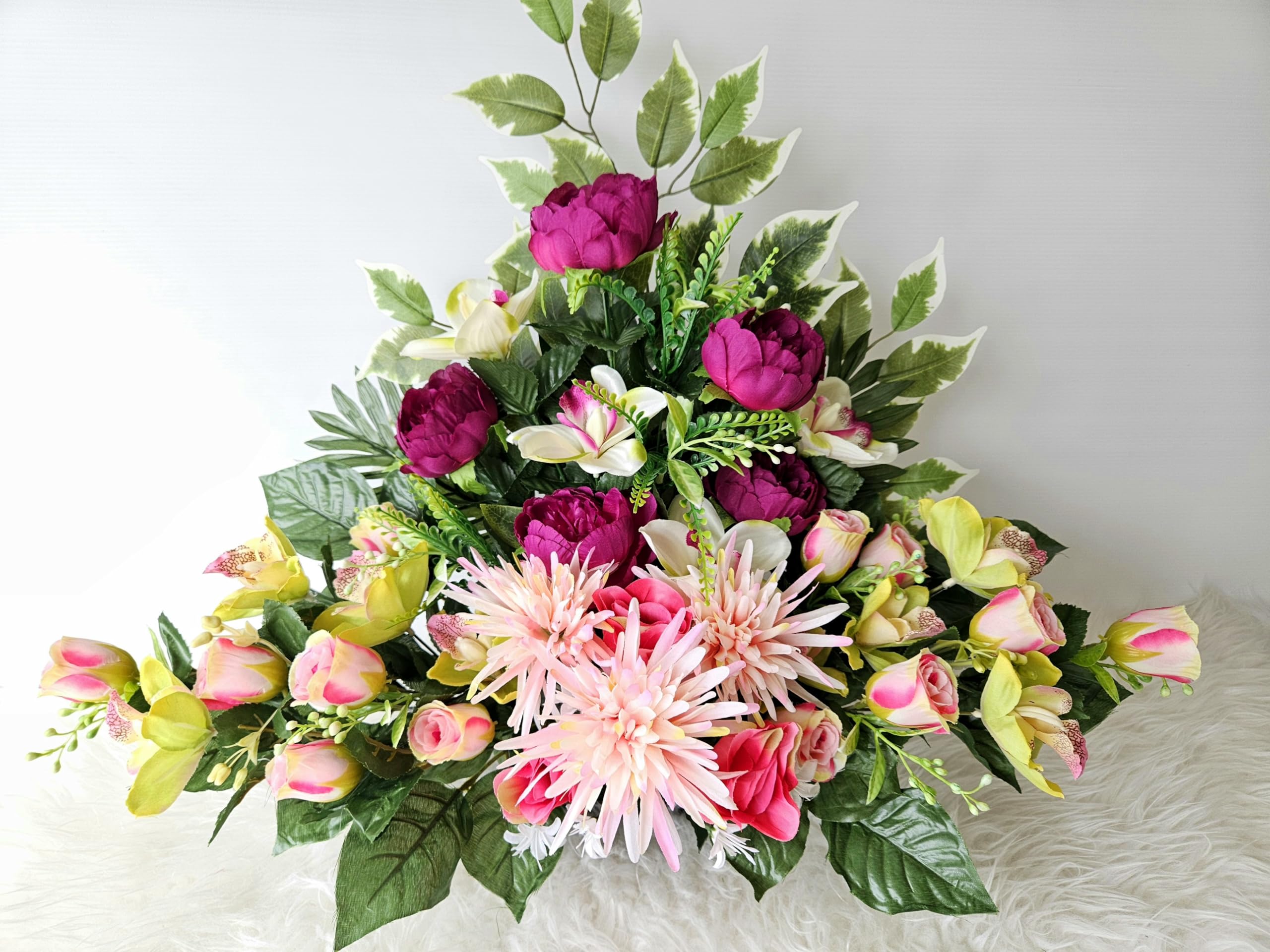 Composition de Fleurs Artificielles Lesté Ciment, pour Une Parfaite Tenue à L' extérieur. Réalisé par nos Soins, Fleurs de Qualité.