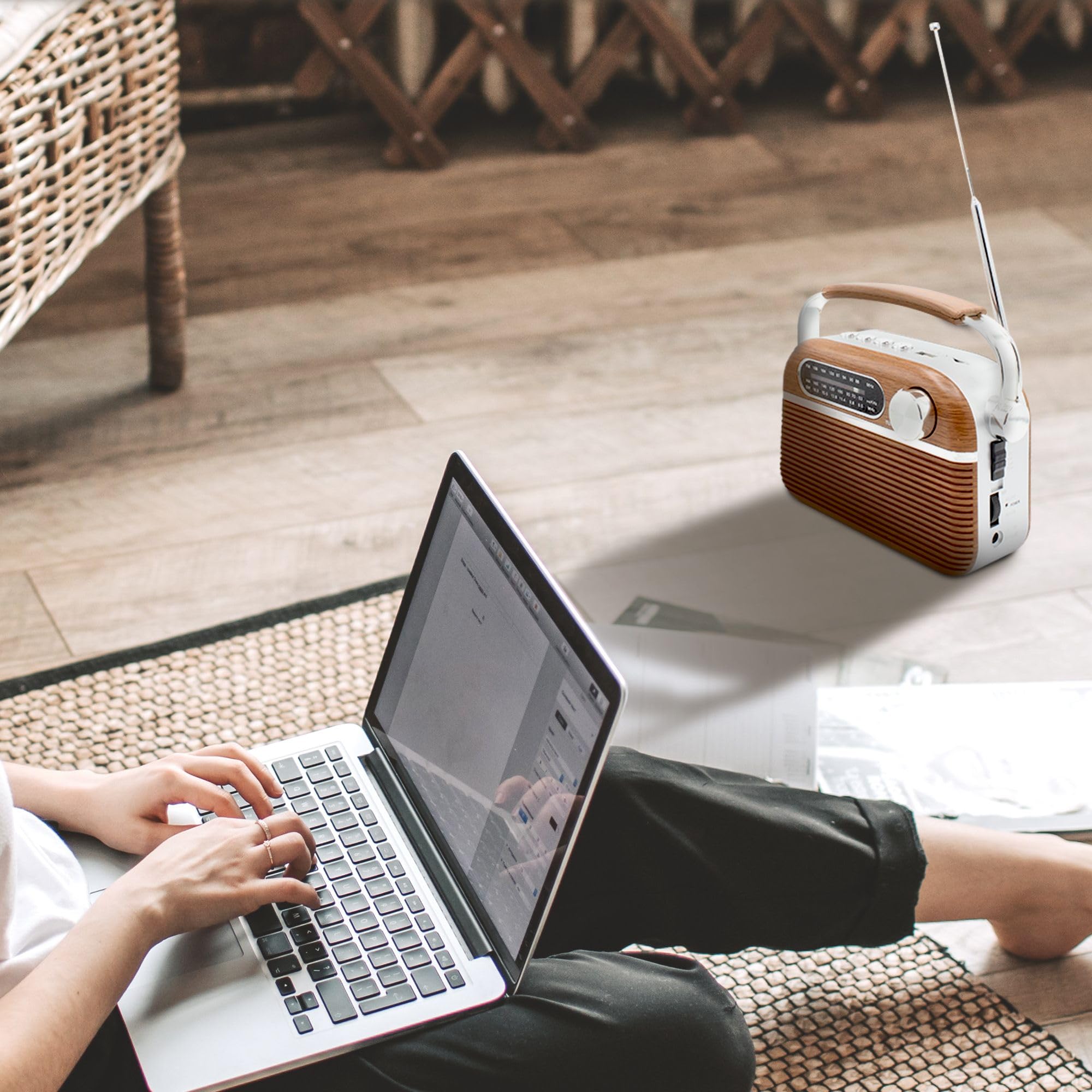 FISHTEC Radio Vintage Années 60 FM AM SW Lecteur MP3 USB Micro SD Design Bois INOX Antenne Rétractable Secteur Piles LR20 20.5x12.5x8 cm Compacte Portable