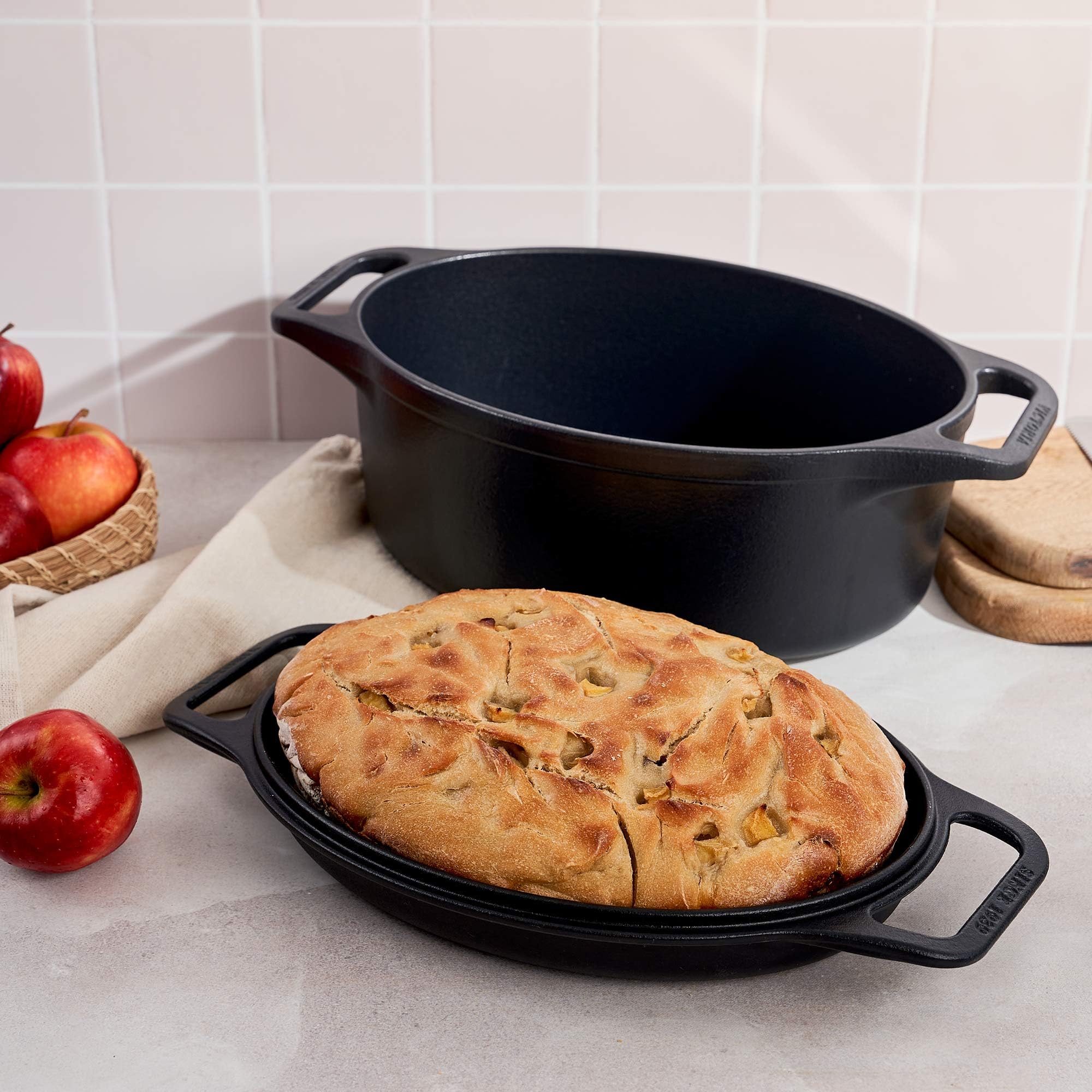 Victoria Forno Olandese, Pentola et Padella Induzione Ghisa Smaltata 31 cm Ovale, Cocotte 5,7L, Senza PTFE né PFOA, Adatta per Fuoco, Barbecue, Forno, Vetroceramica, Gas