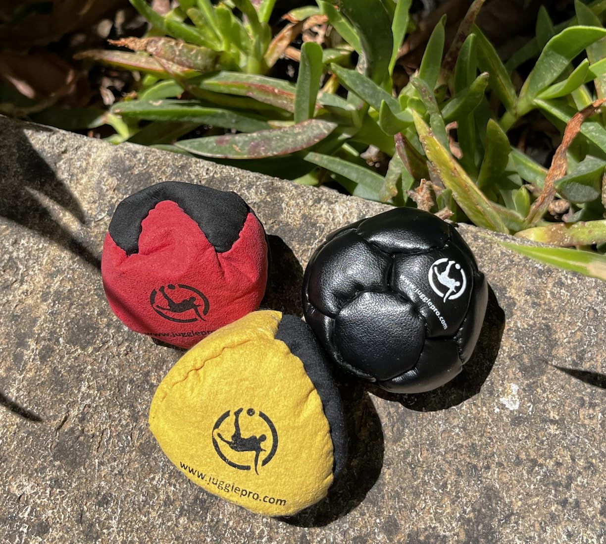 Footbag Hacky Sack Classic –3er Set hackisack bälle Handgenäht mit verstärkten Nähten & Amara Ultra Suede – Jonglierbälle für Anfänger & Profis – Für Indoor & Outdoor geeignet