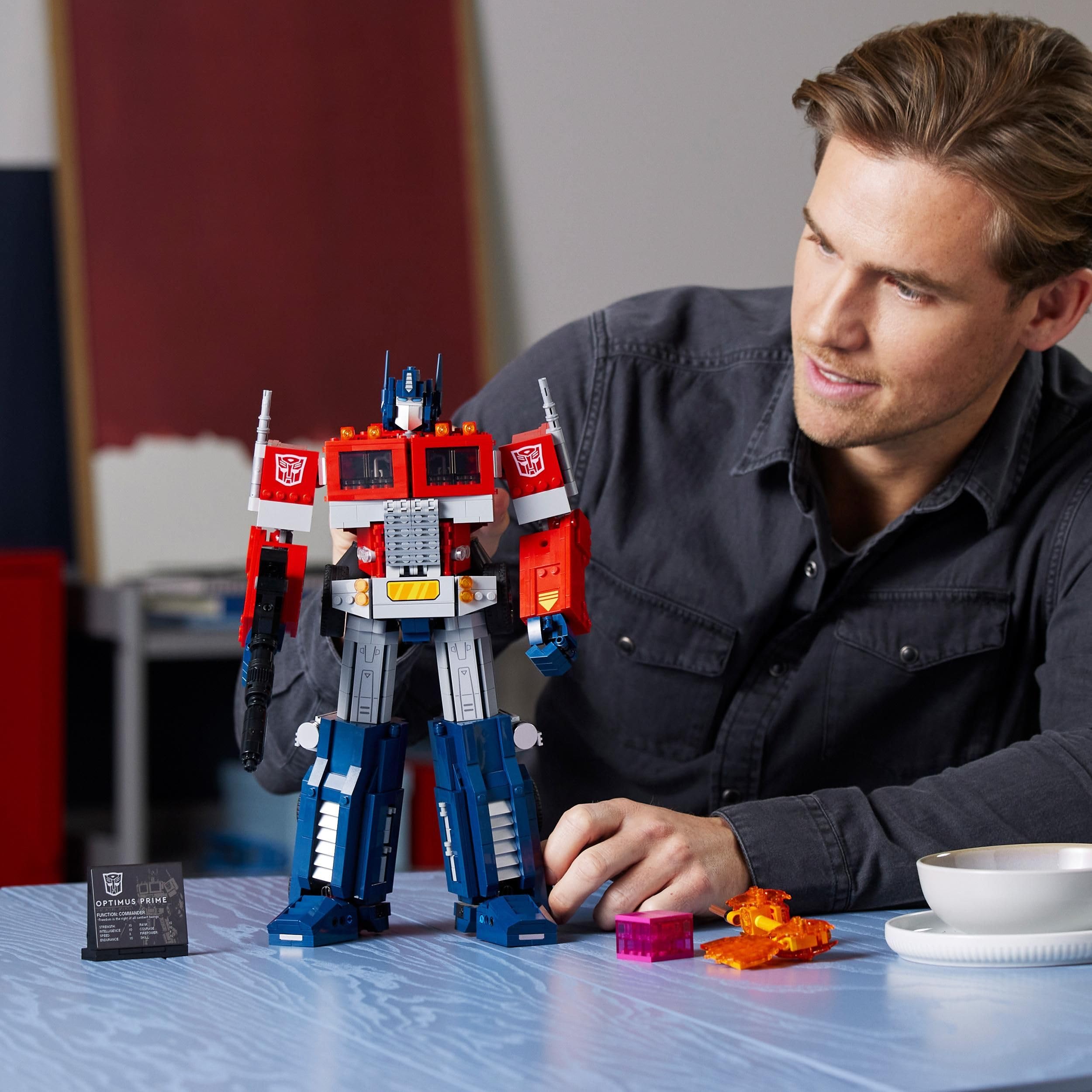 LEGO 10302 Icons Optimus Prime Set, 2in1 Roboter-Figur und LKW-Modell, Transformers-Spielzeug-Modellbausatz für Erwachsene, Geschenk zum Geburtstag oder Weihnachten für Männer, Frauen, Sie und Ihn
