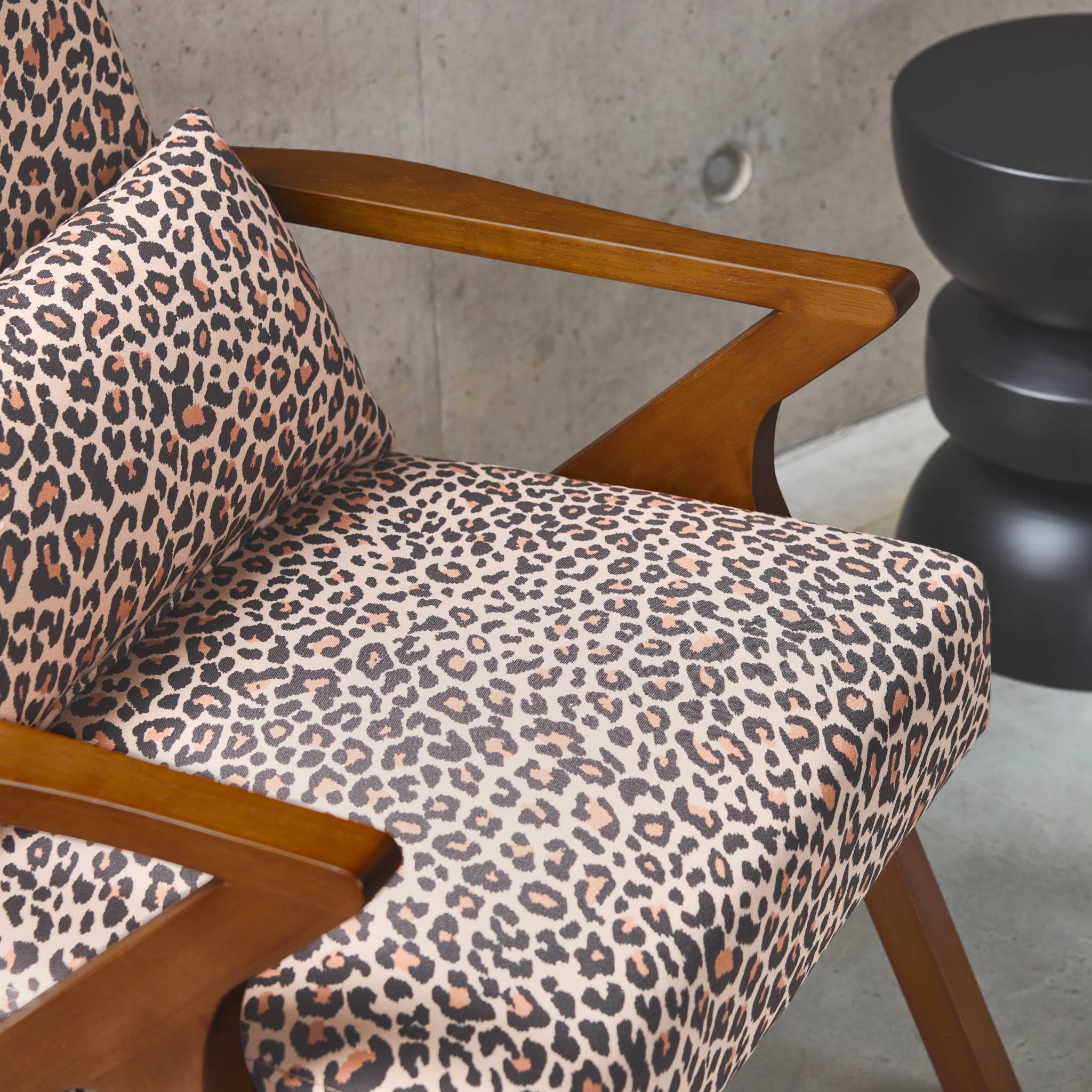 sweeek - Skandinavischer Sessel aus Hevea-Holz mit Leopardenmuster - Antoine