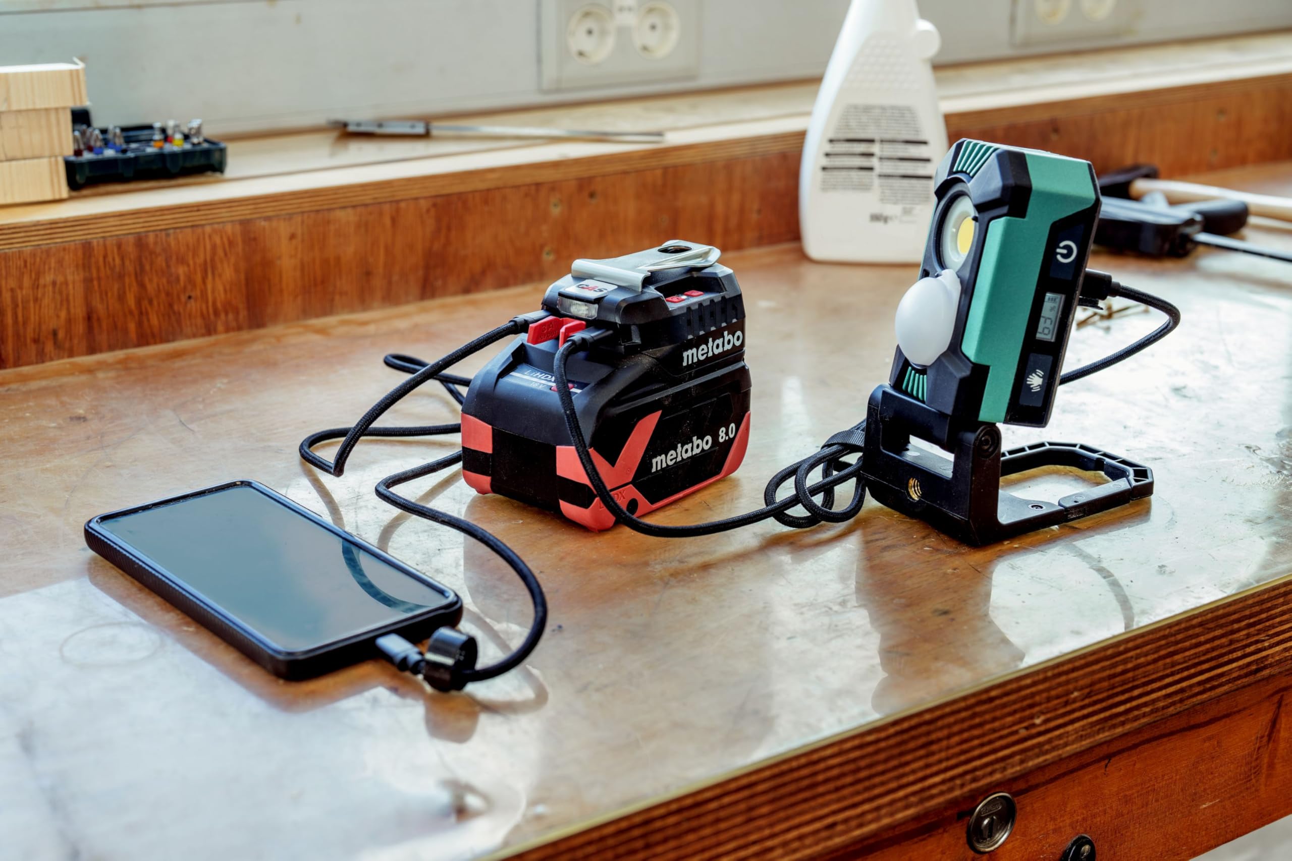 metabo Power Charger PC 18 – 65 – 18 V caricatore & power bank con luce a LED, 65 W, veloce da usare in viaggio – Ricarica mobile per smartphone, tablet, laptop – Include adattatore di alimentazione e