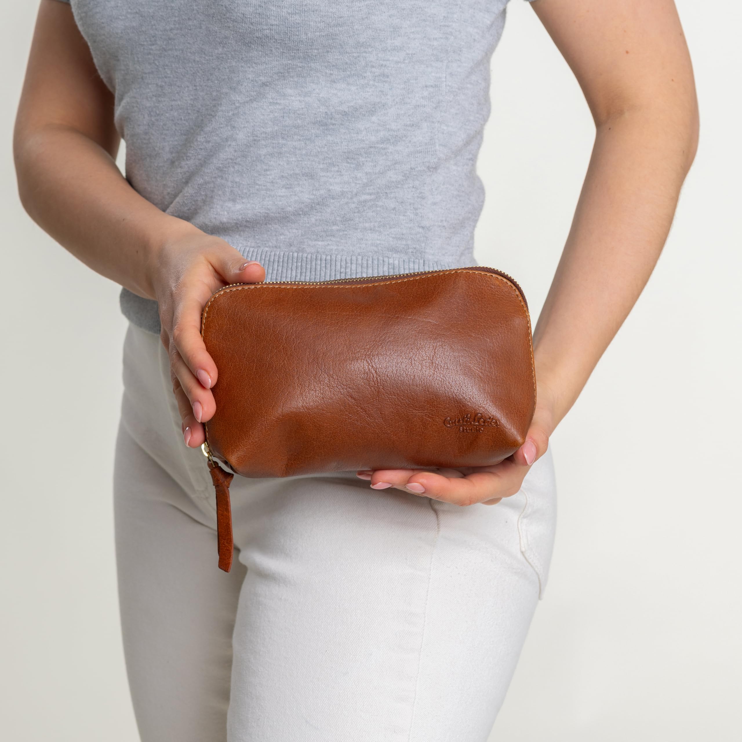 Gusti Leder Trousse De Toilette pour Femmes Eli – Trousse À Cosmétiques Compacte en Cuir De Buffle De Haute Qualité – Trousse De Beauté Marron pour Les Voyages Et Le Quotidien