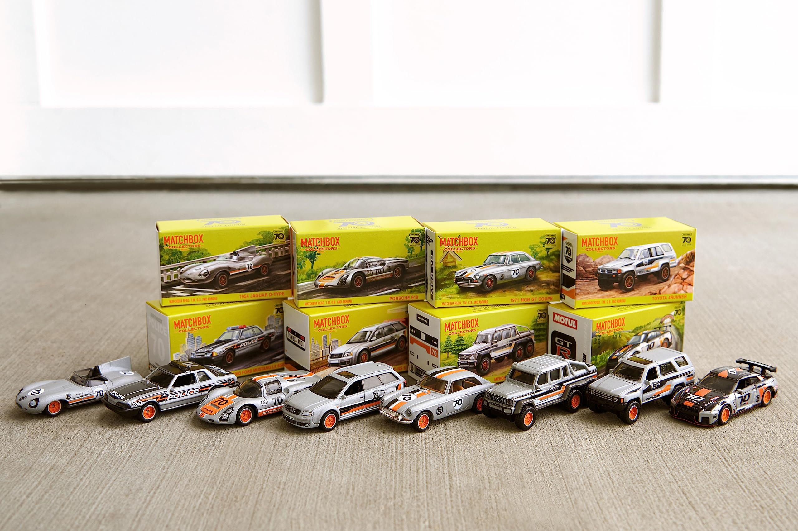 Matchbox - Set da collezione 70° anniversario di 8 macchinine die-cast in scala 1:64, decorazioni di qualità e finiture platino, 1 veicolo esclusivo incluso, giocattolo per bambini, 3+ anni, HPC03