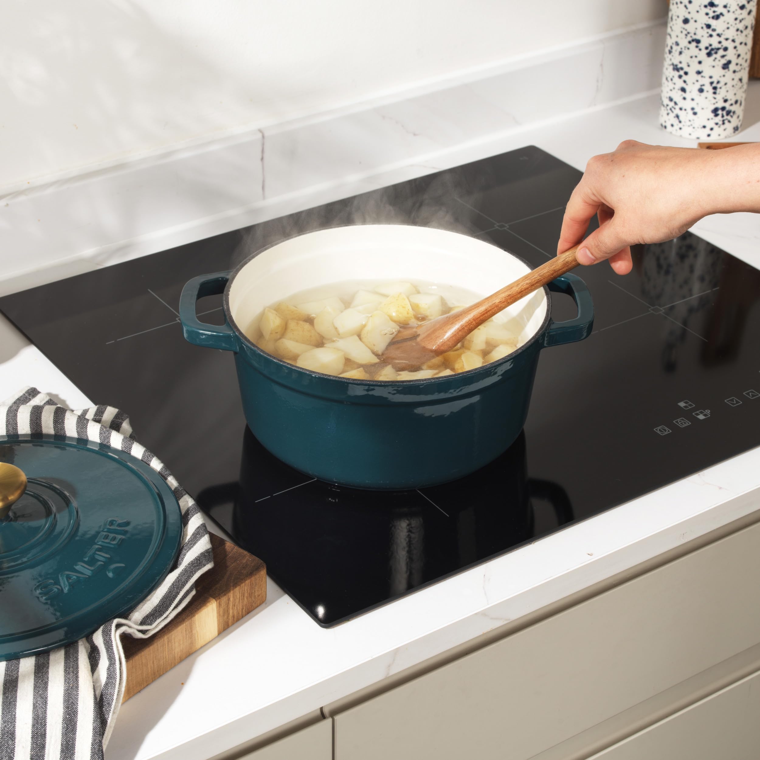 Salter Chester Casseruola in Ghisa – Verde, 24CM, Coperchio Autoimbastitore, Forno Olandese, Cucina da Piano a Forno, Adatta a Tutti i Tipi di Piano Cottura Inclusa l'Induzione, 3.4L, Senza PFAS