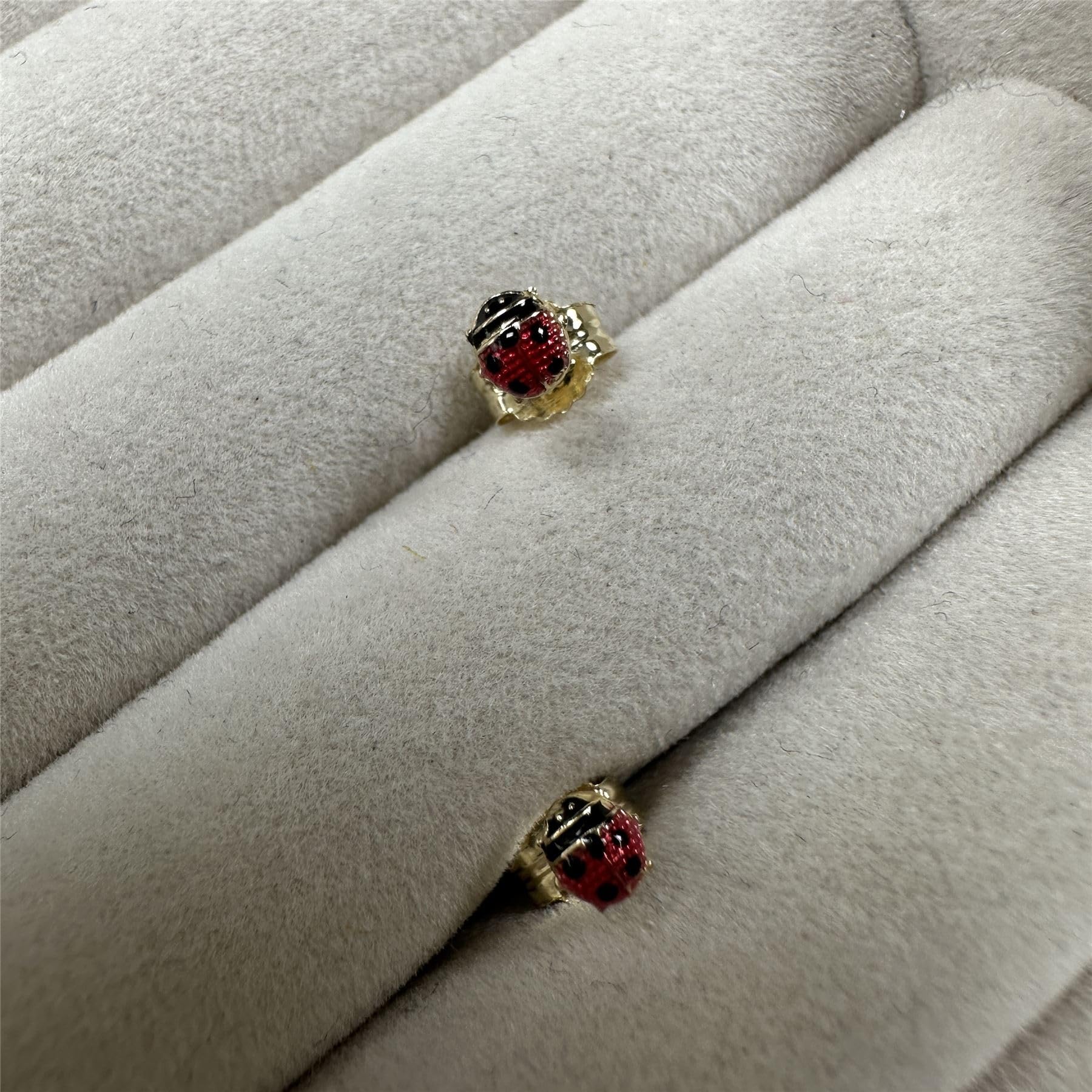 Orecchini a Brochia con Coccinella smaltata & in Oro 9kt