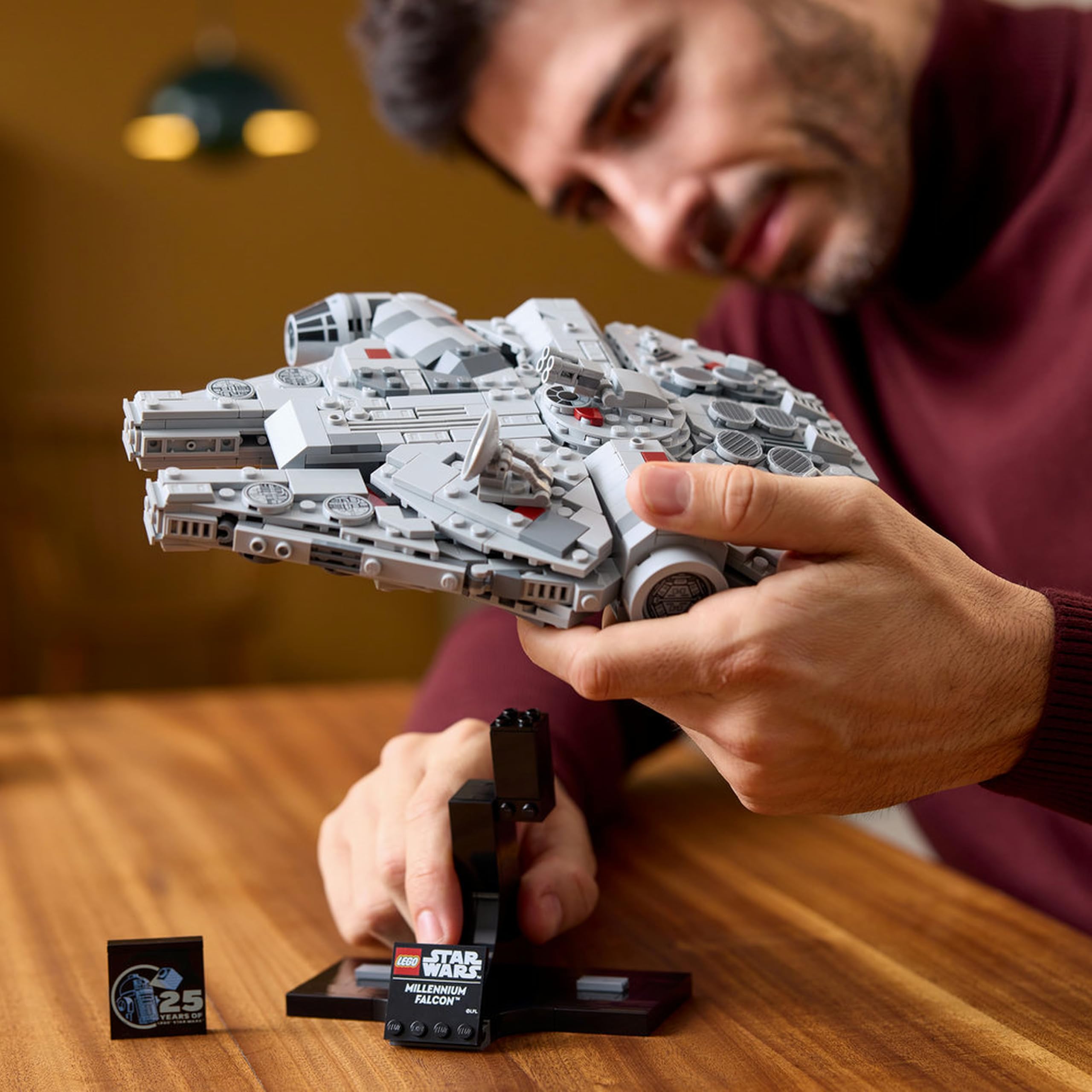 LEGO Star Wars Sokół Millennium 75375 | Model do ekspozycji, kolekcjonerski zestaw klocków dla dorosłych, prezent dla fana Star Wars, ozdoba na biurko, 921 elementów