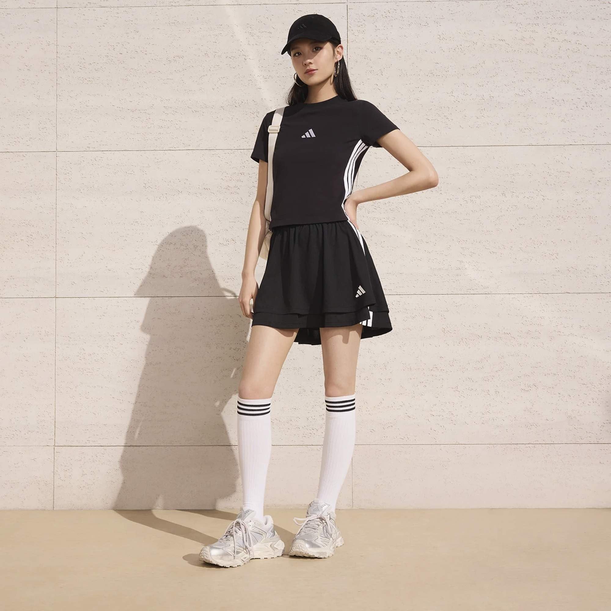 adidas Women's Camiseta Essentials Slim Baby 3 Bandas