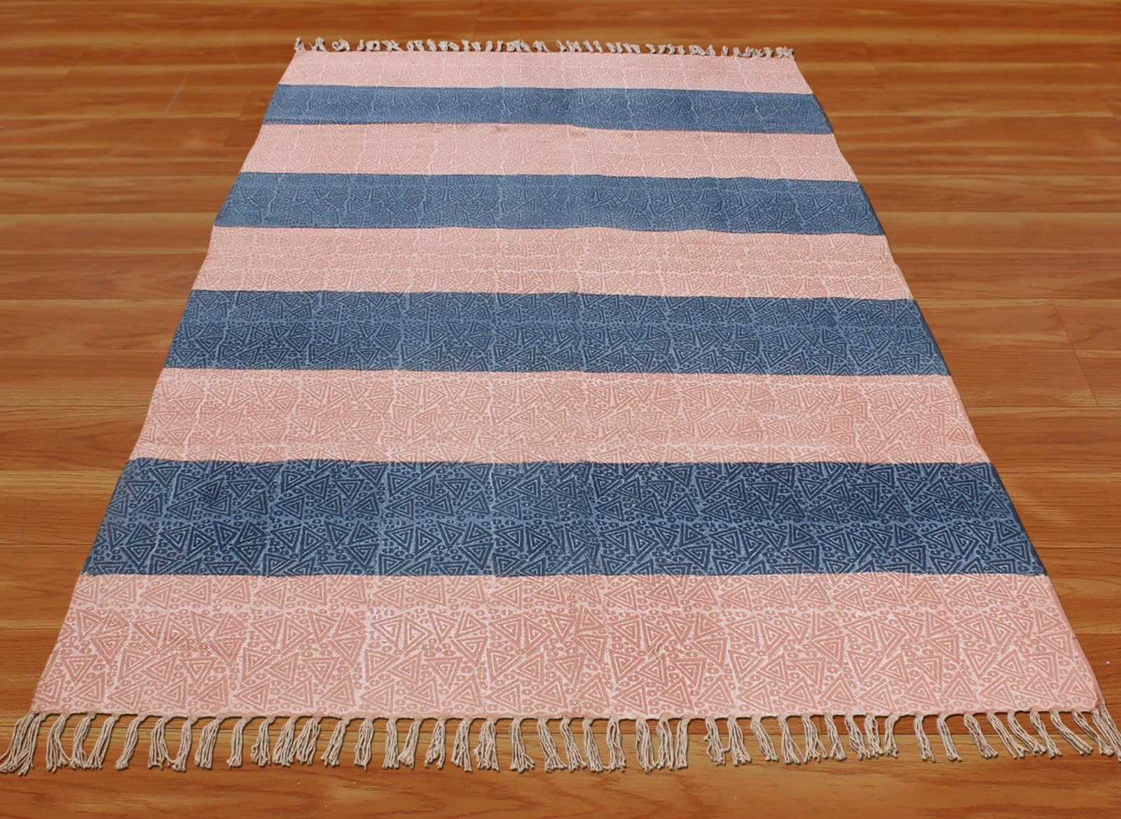 Kelim Teppich, quadratisch, handbedruckt, Baumwolle, Dhurrie, rosa und blau, gestreiftes Design, Handwäsche, 0,5 cm dick, handgefertigt, Boho, für drinnen und draußen, Flachgewebe, Teppiche für Flur